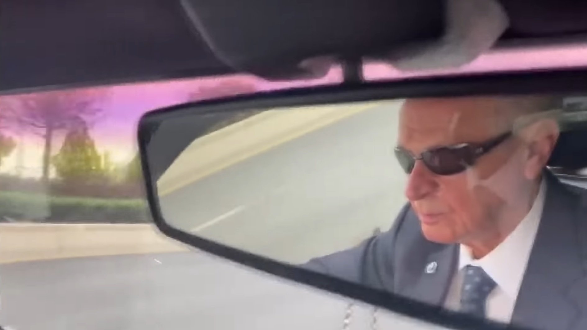 Devlet Bahçeli müzik dinlerken