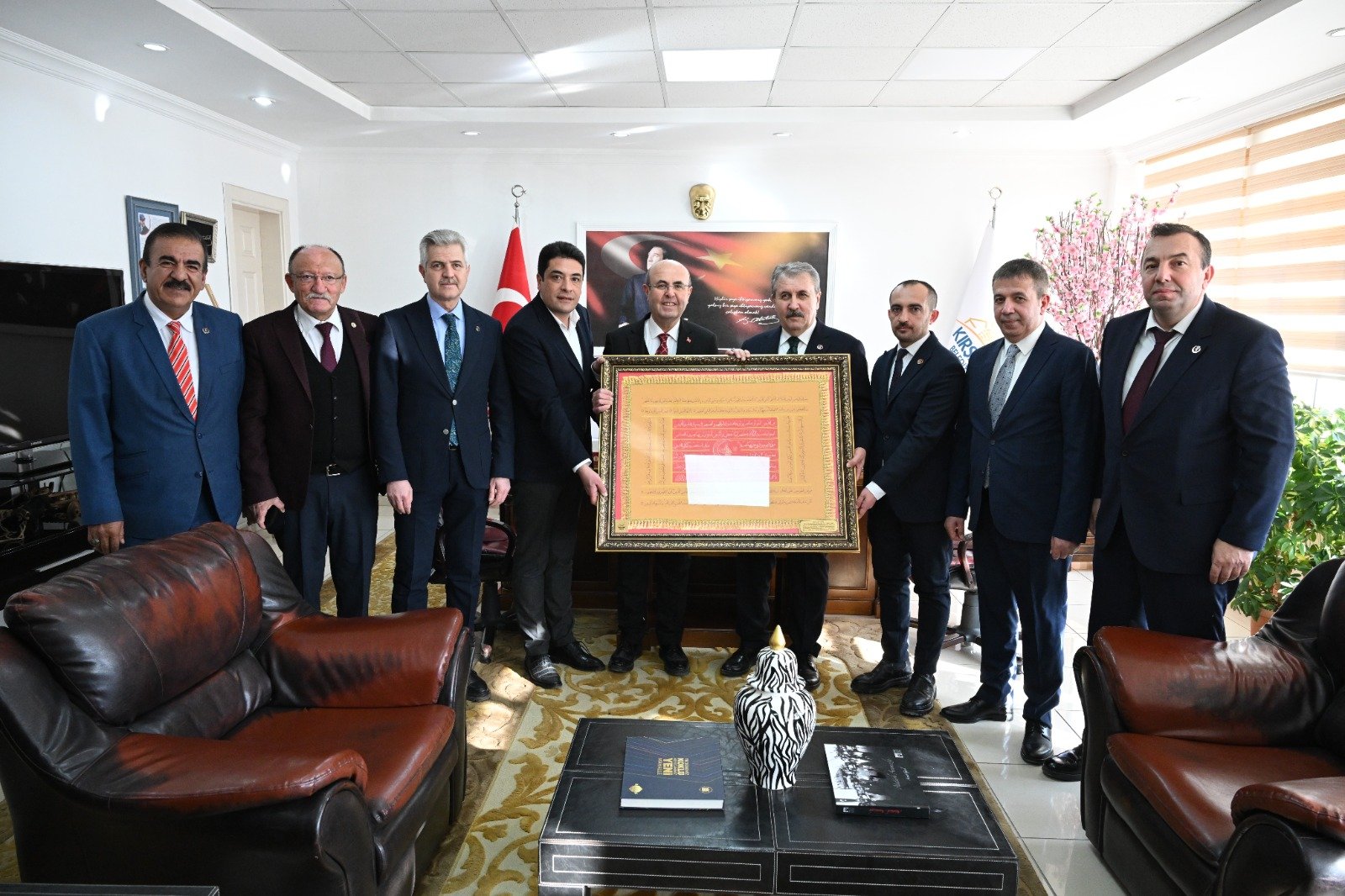 Mustafa Destici'ye Ahi Sancağı Hediye