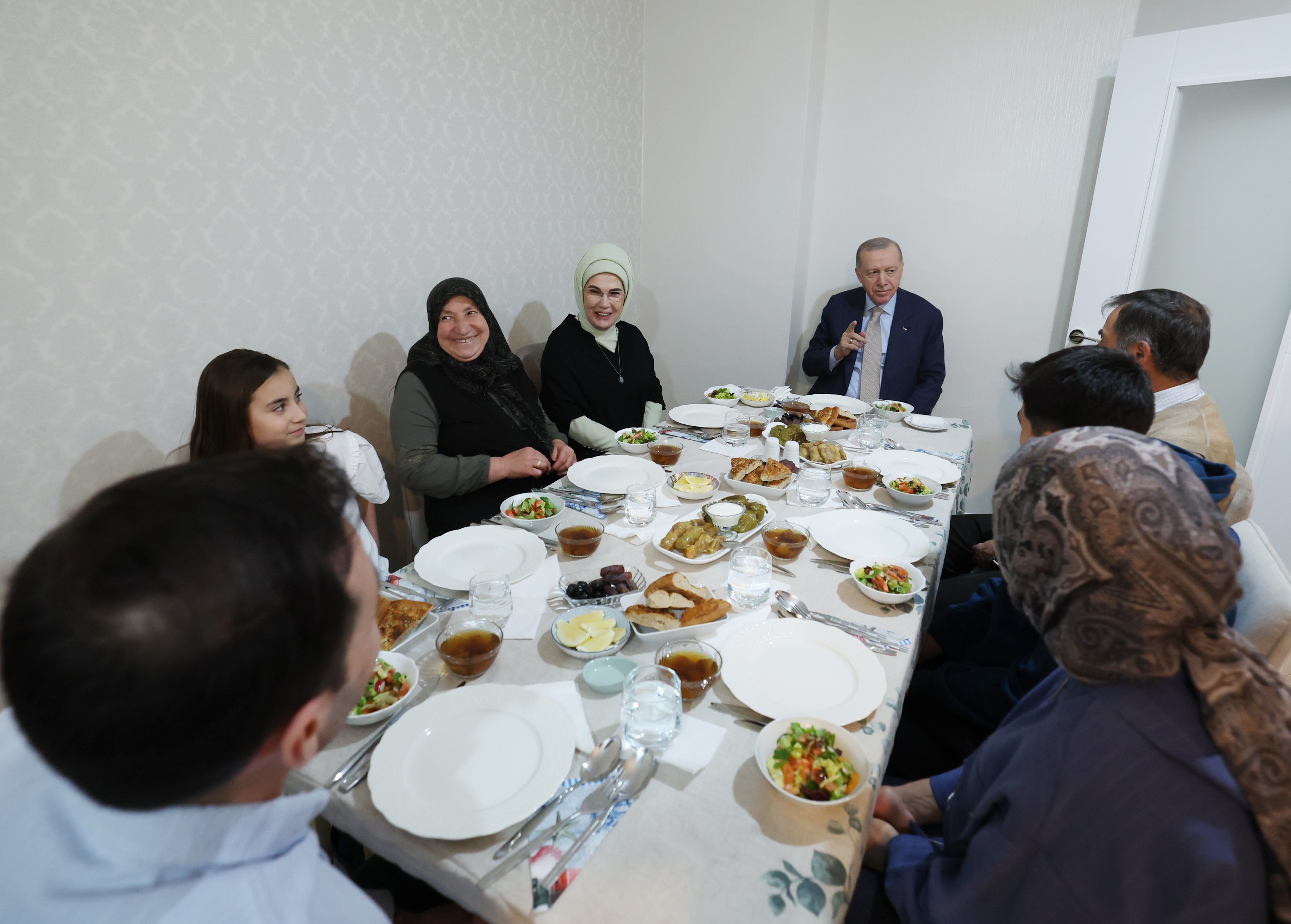 Cumhurbaşkanı Erdoğan ve eşi Emine Erdoğan iftar sofrasında