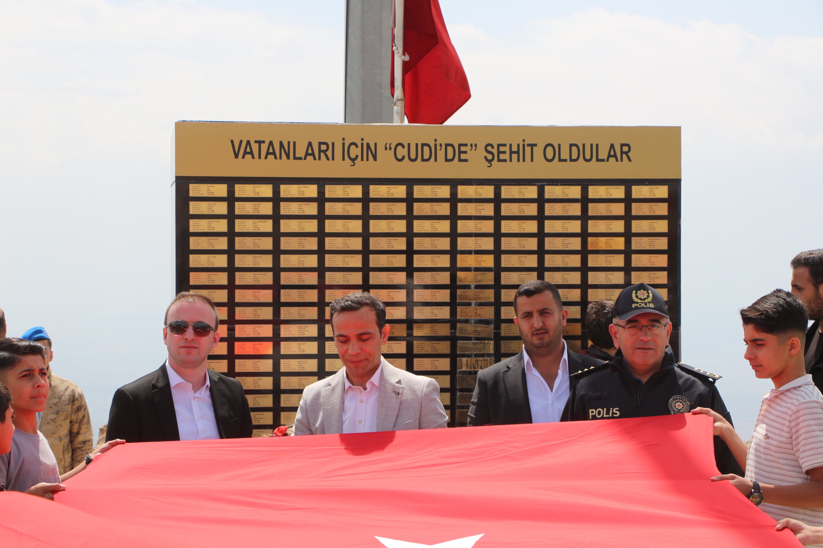 Çocuklar ve Türk Bayrağı