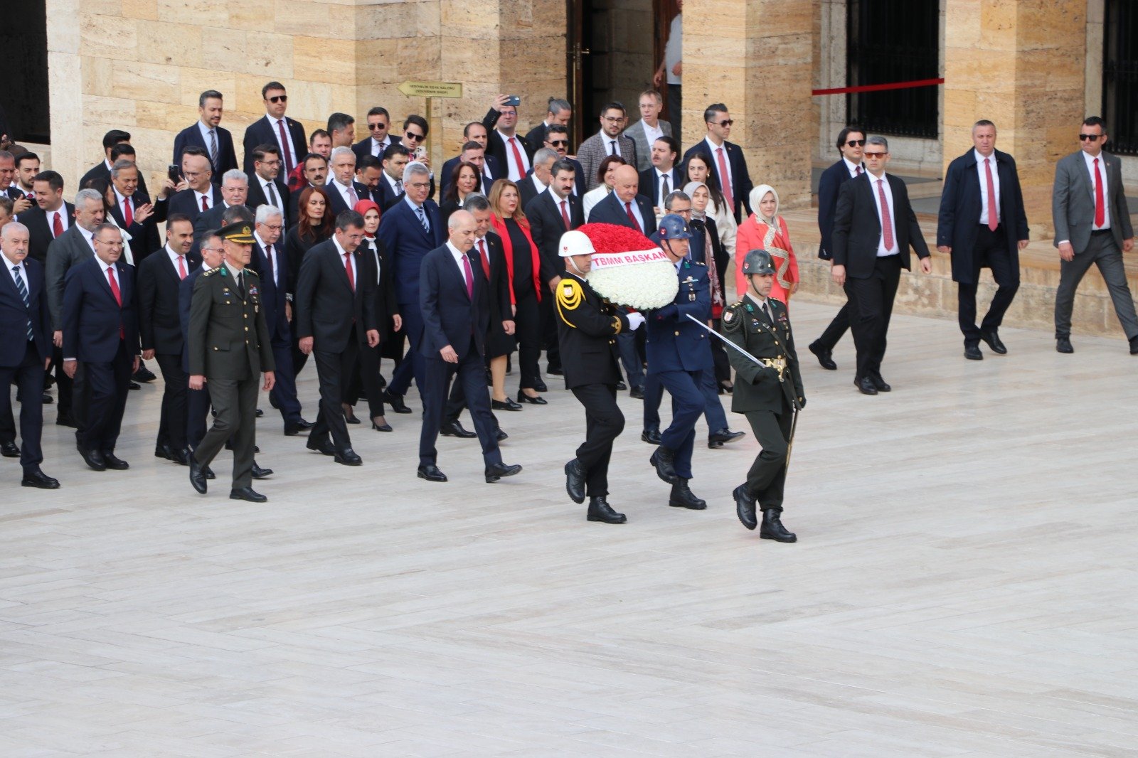 Numan Kurtulmuş Anıtkabir defterini imzalıyor