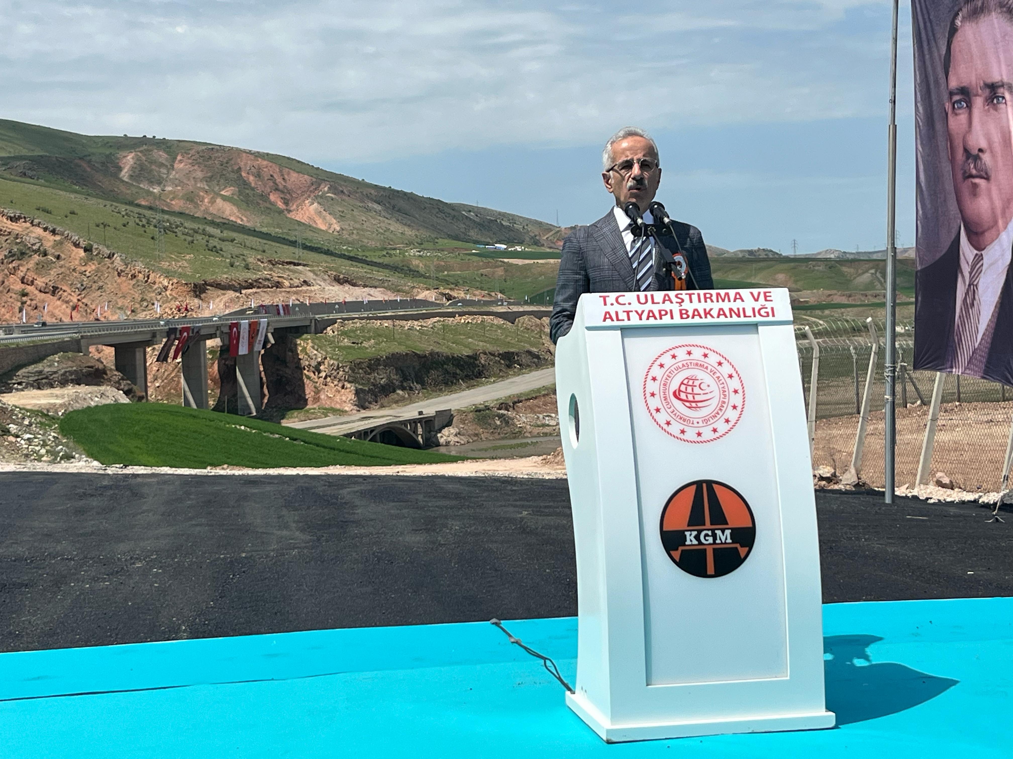 Bakan Uraloğlu TOGG Kullanırken