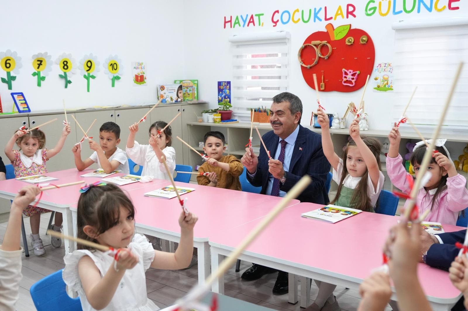 Yusuf Tekin öğrencilerle buluştu