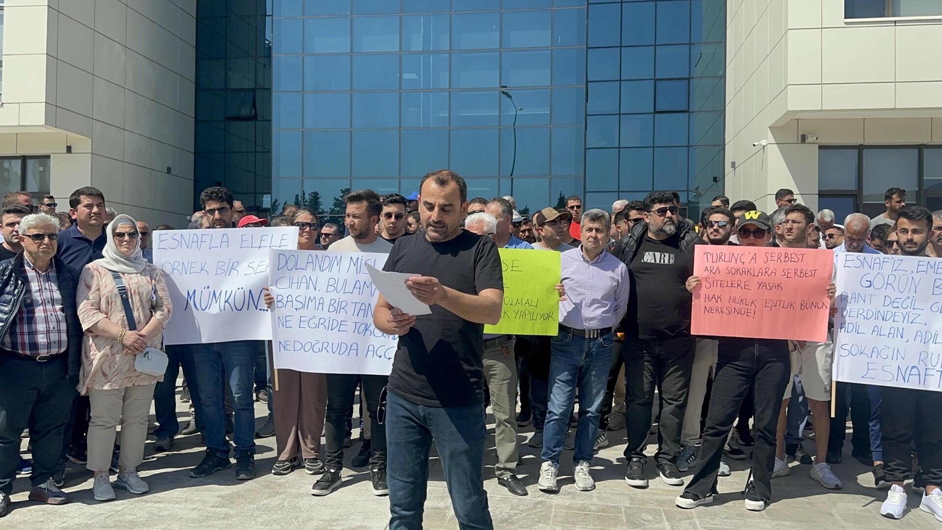 Marmaris esnafı pankartlarla protesto ediyor
