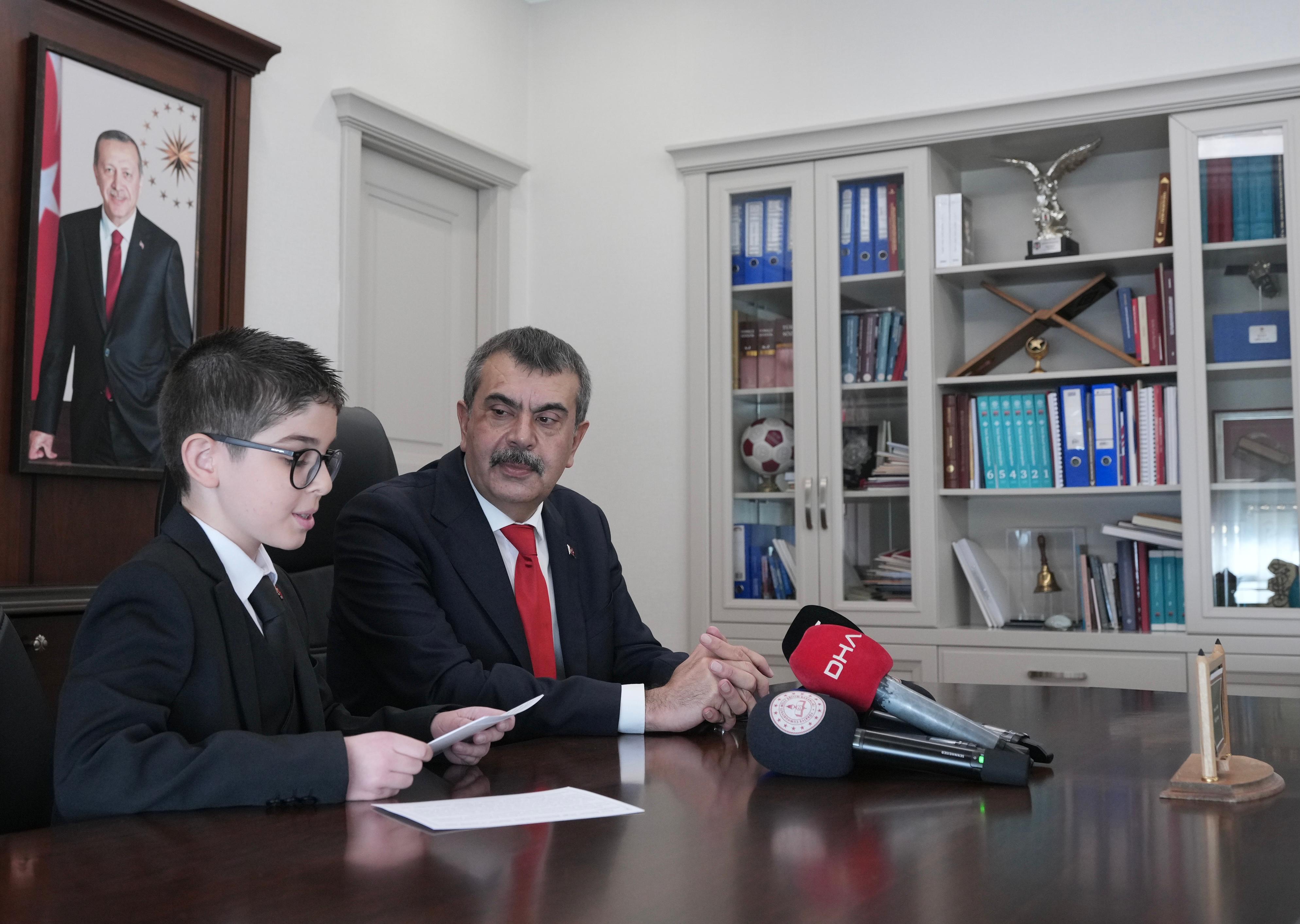 Bakan Tekin ve öğrenciler