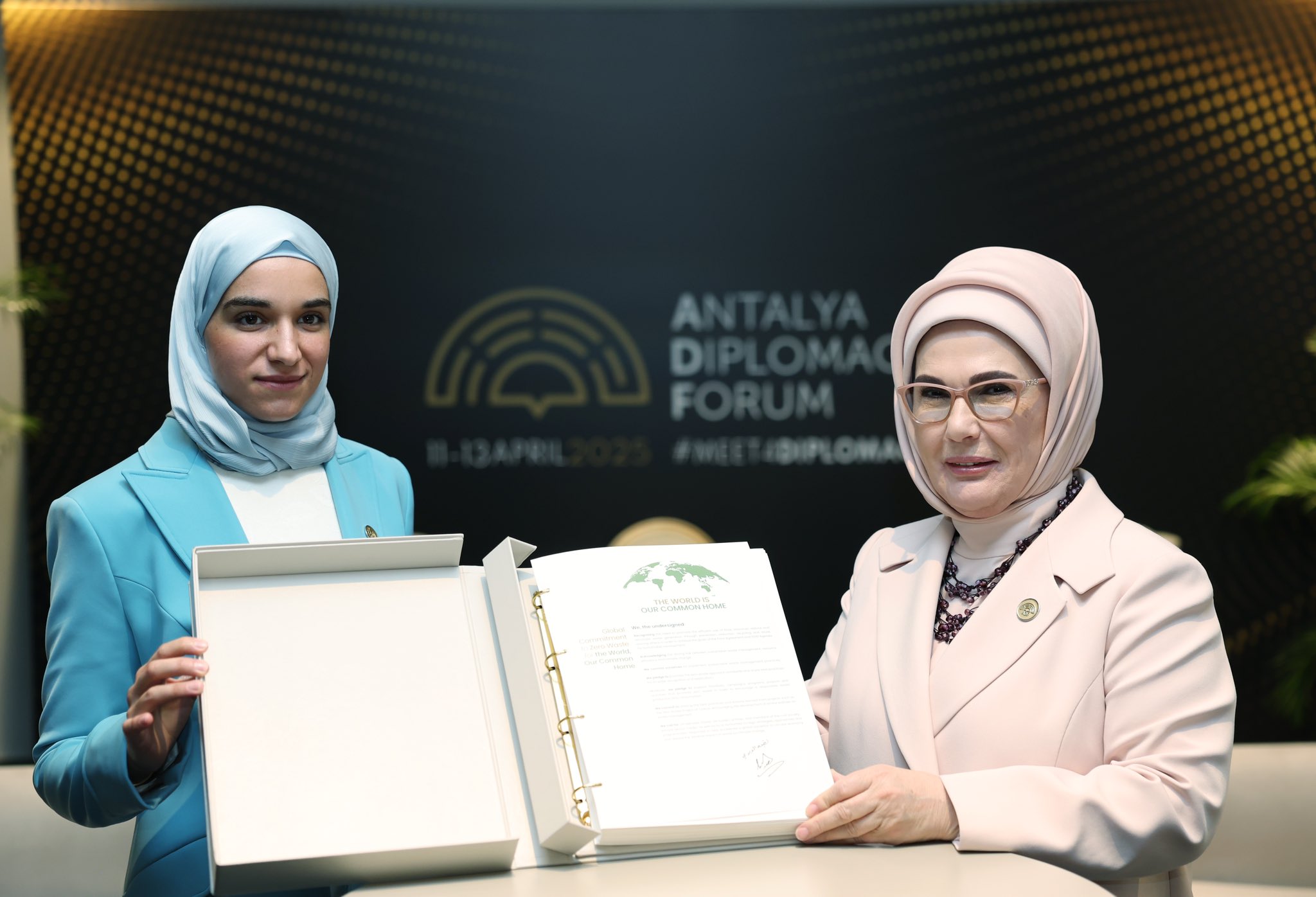 Emine Erdoğan ve Latife El Durubi
