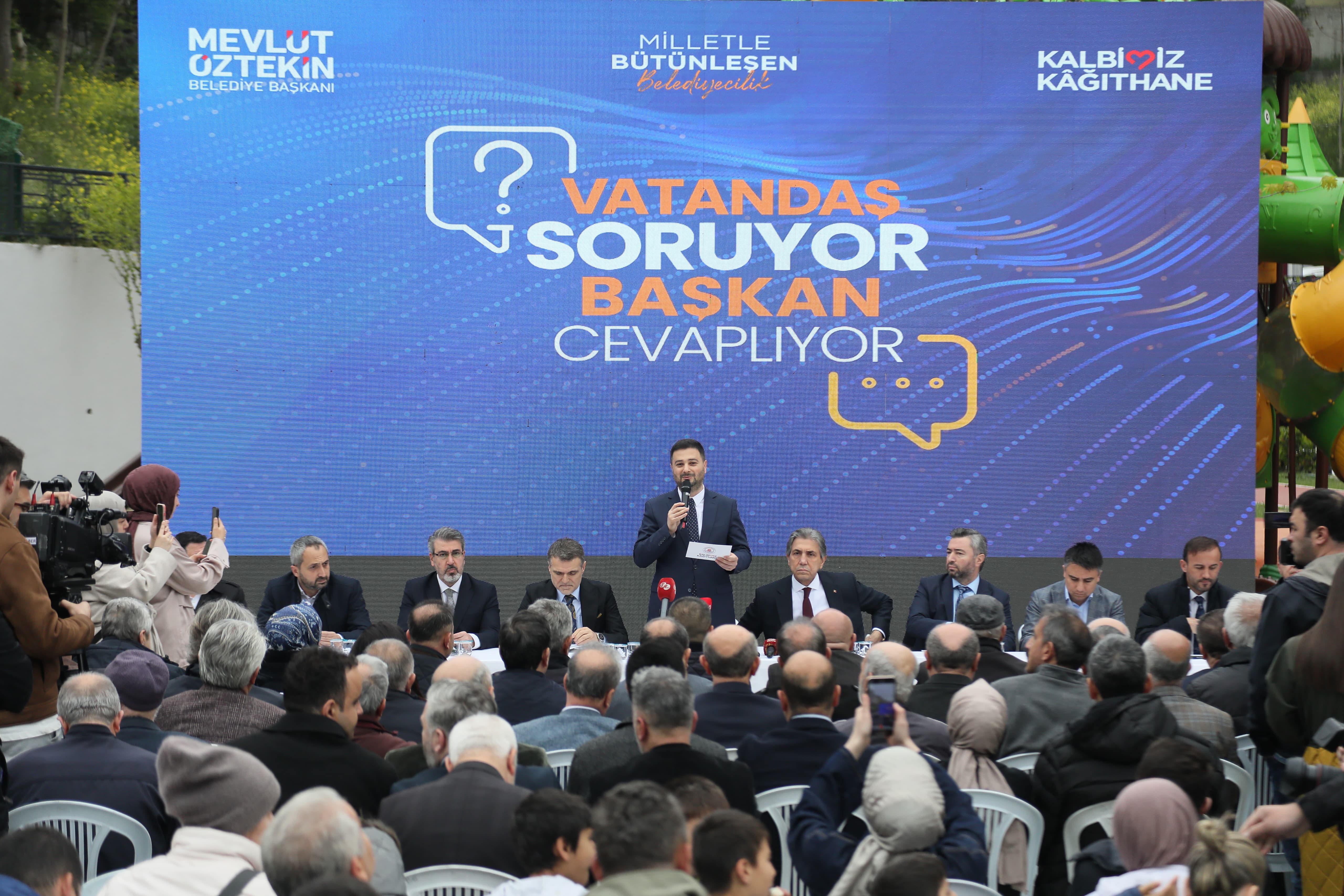 Kağıthane Belediye Başkanı Mevlüt Öztekin konuşma yapıyor