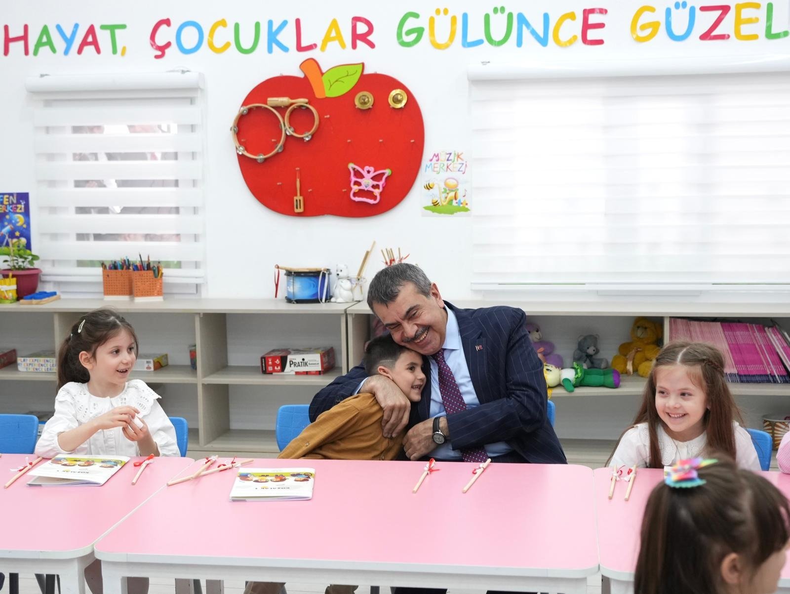 Yusuf Tekin öğretmenlerle görüştü