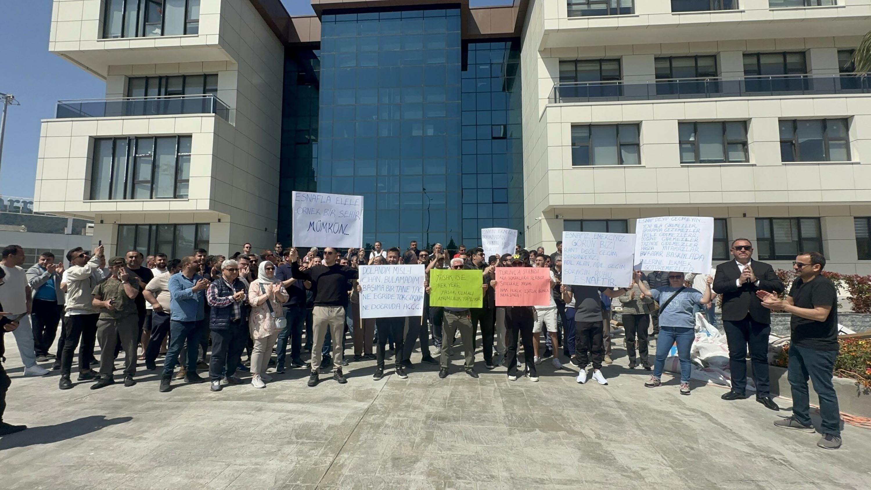 Marmaris esnafı belediye önünde eylem yapıyor