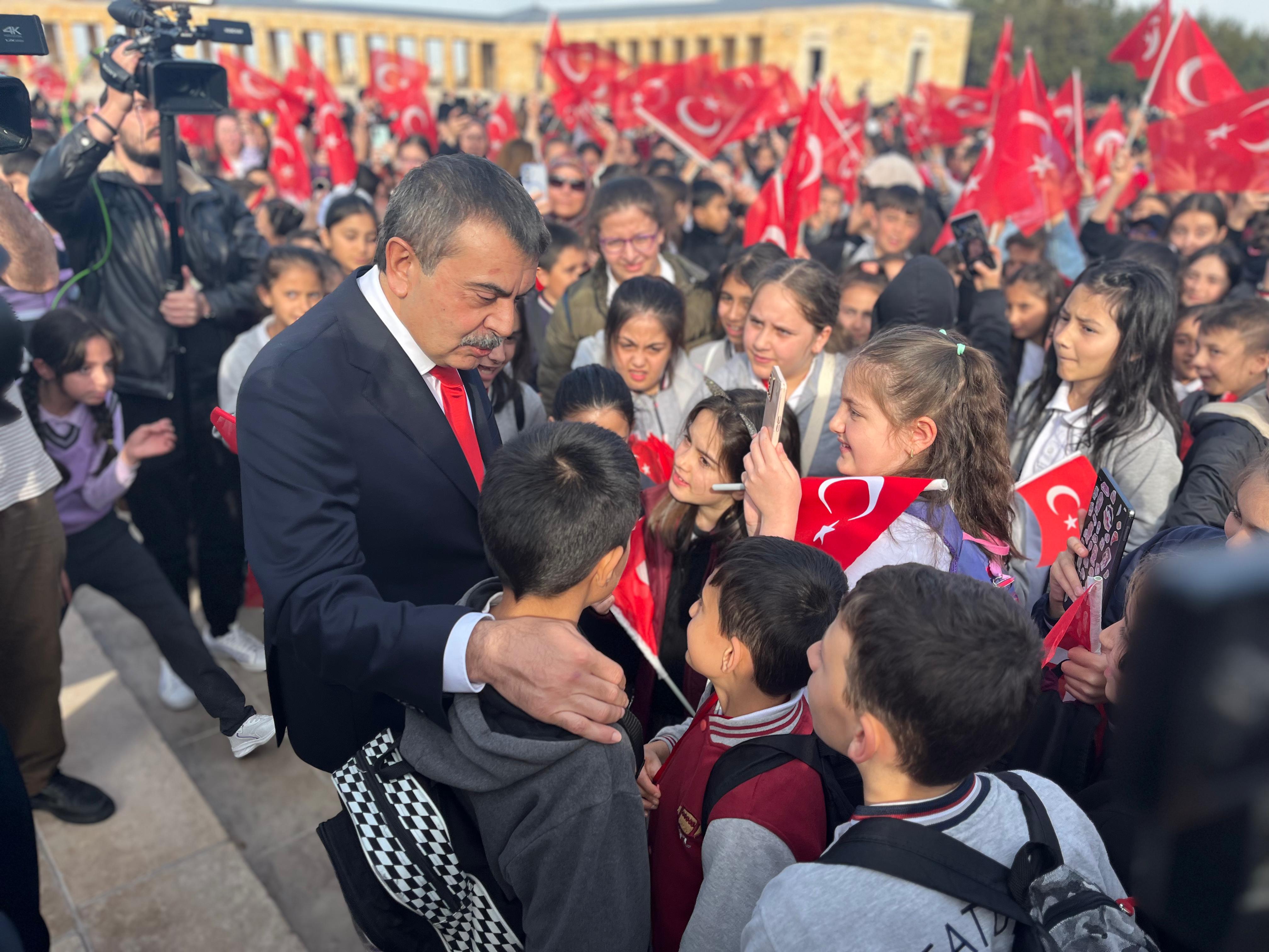 Milli Eğitim Bakanı Yusuf Tekin çelenk koyuyor