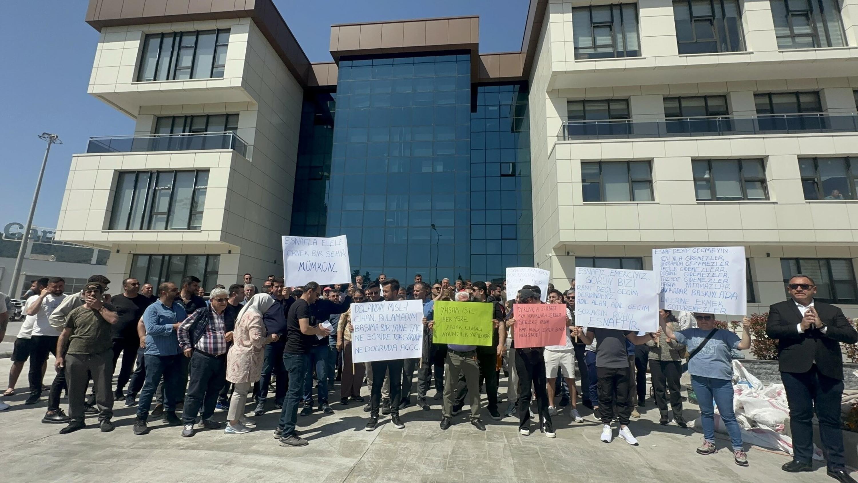 Ramazan Şah esnaf adına açıklama yapıyor
