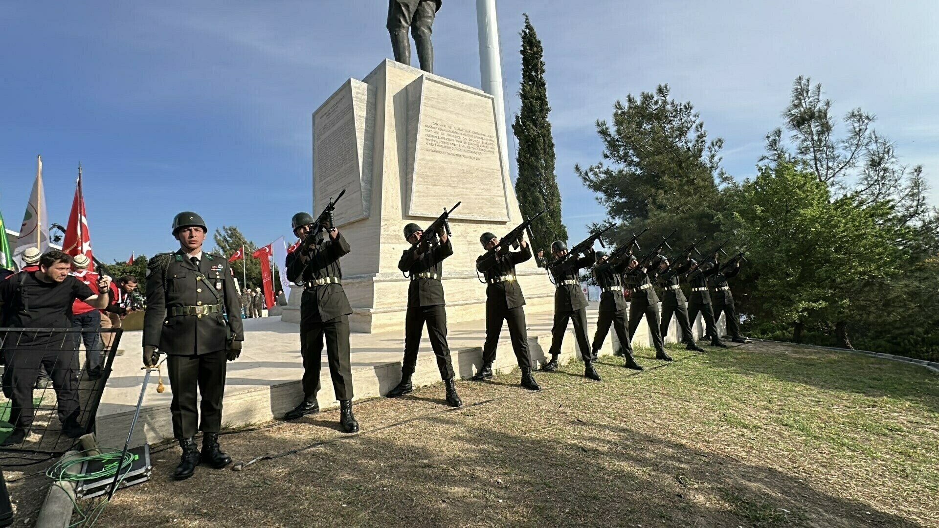 57. Alay Bando Gösterisi