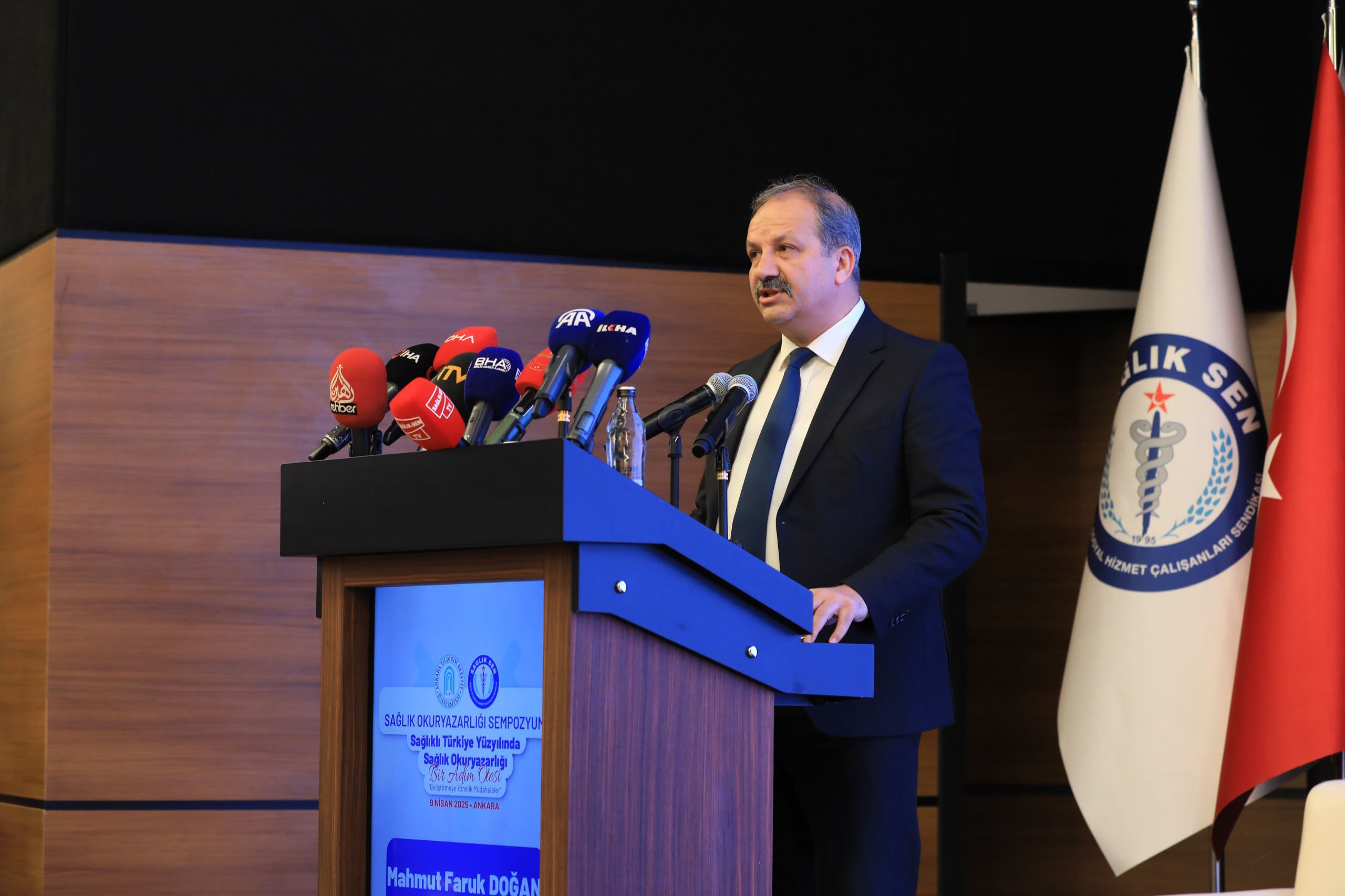 Ahmet Aydın konuşma yapıyor