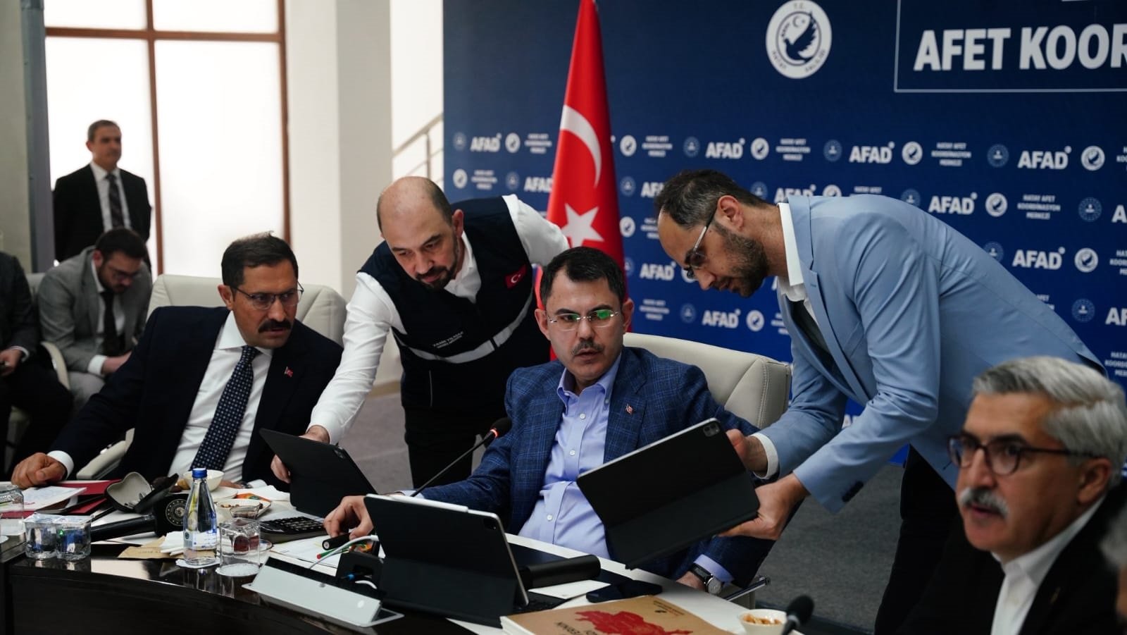 Bakan Murat Kurum deprem bölgesinde incelemelerde bulunuyor