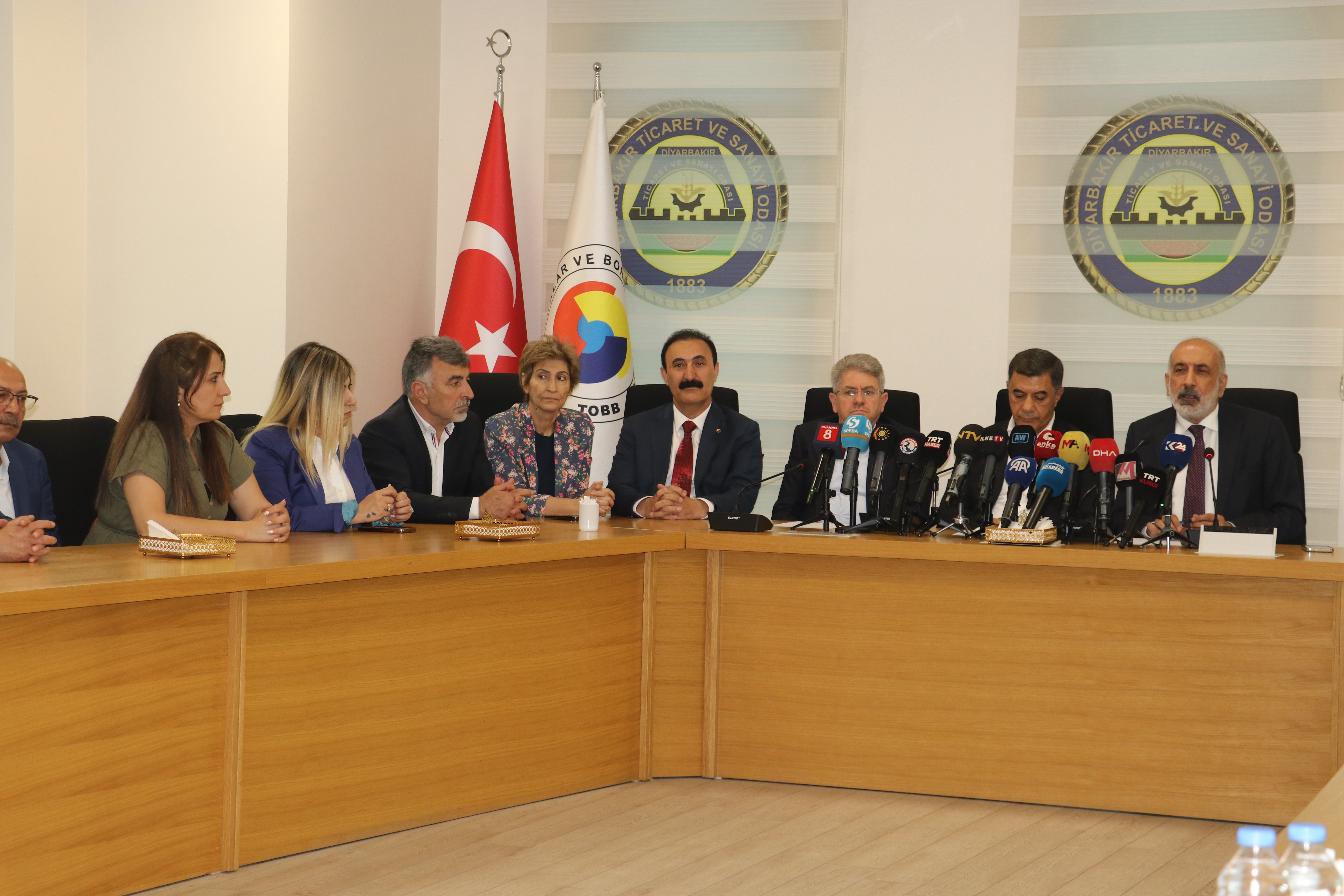 Basın toplantısına katılan STK temsilcileri