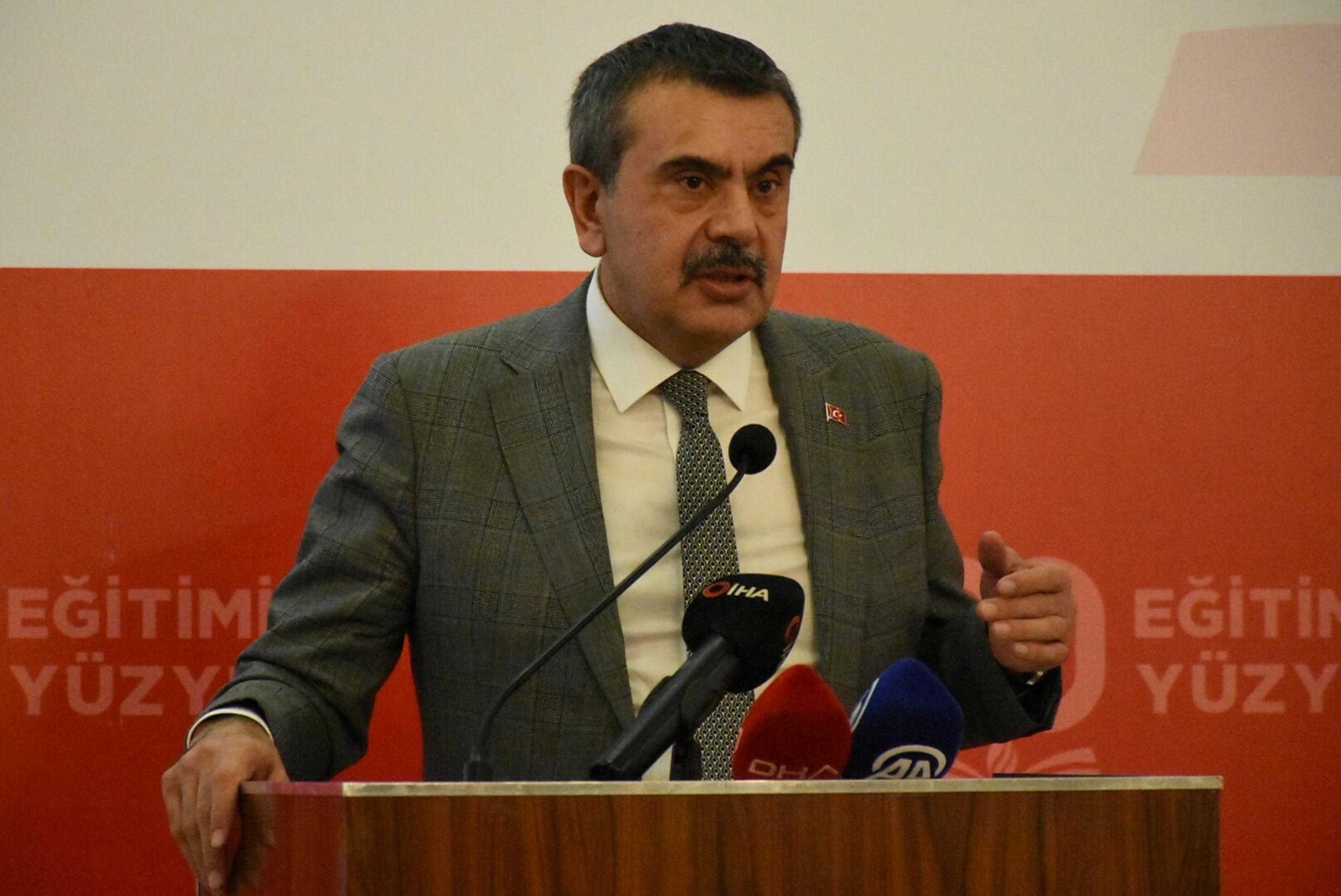 Milli Eğitim Bakanı Yusuf Tekin plaket takdim ediyor