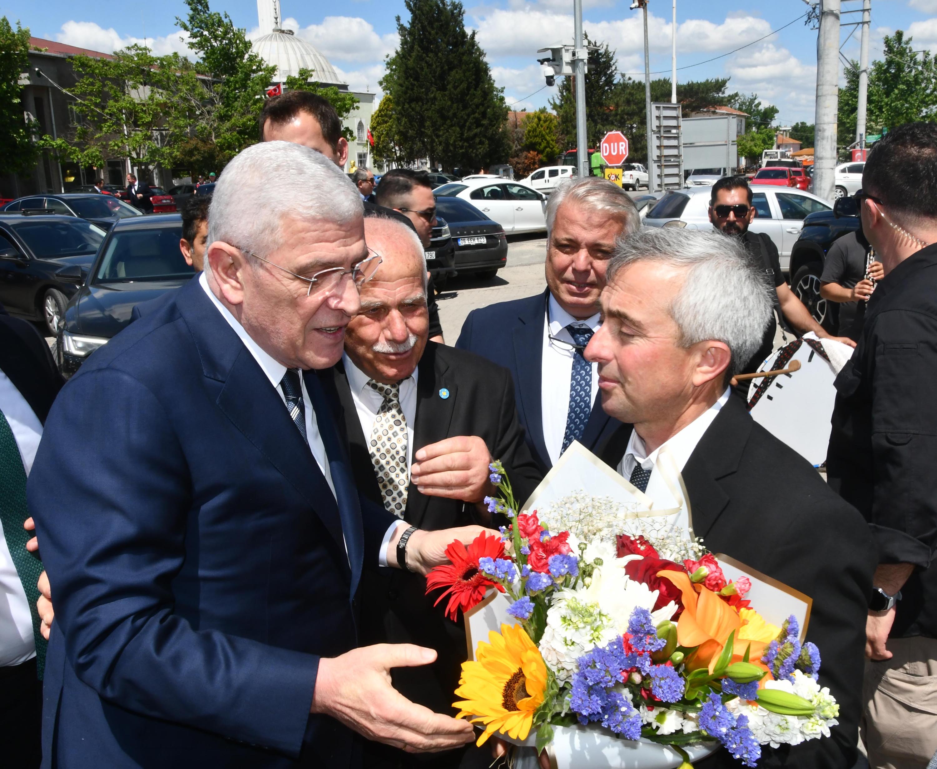 Müsavat Dervişoğlu çiftçilerle buluştu