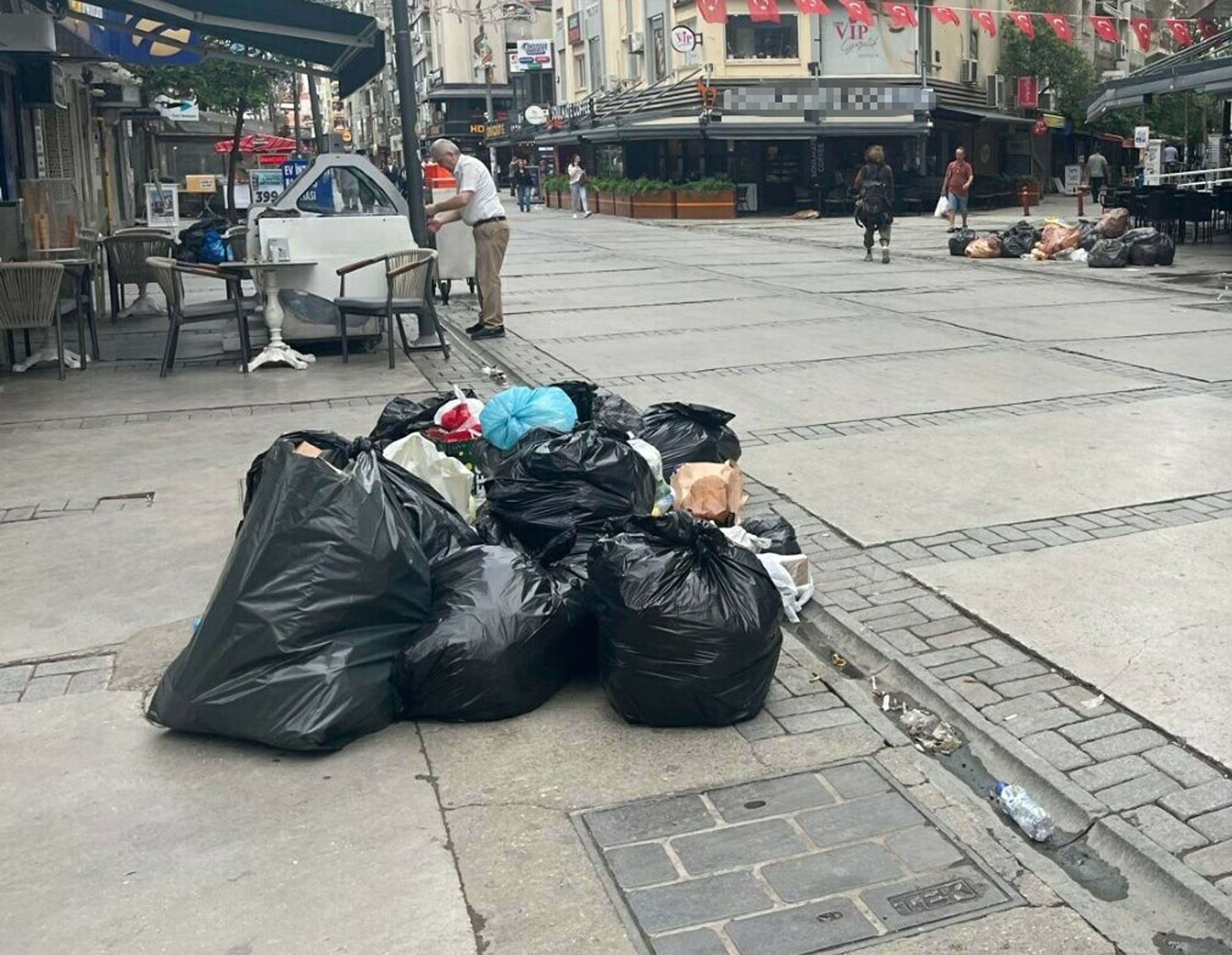 İzmir Konak çöp birikintisi