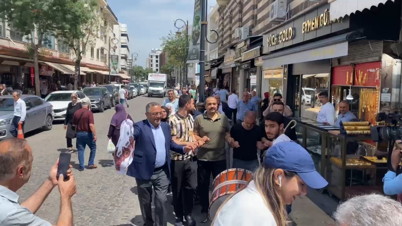 Sezgin Tanrıkulu halay çekiyor