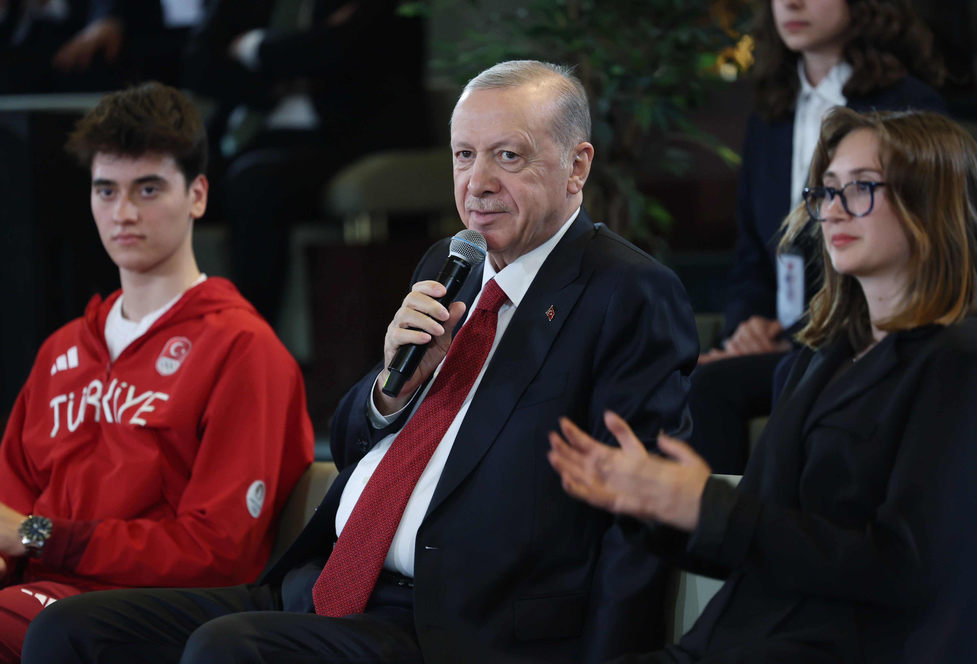 Cumhurbaşkanı Erdoğan gençlerle fotoğraf çektiriyor