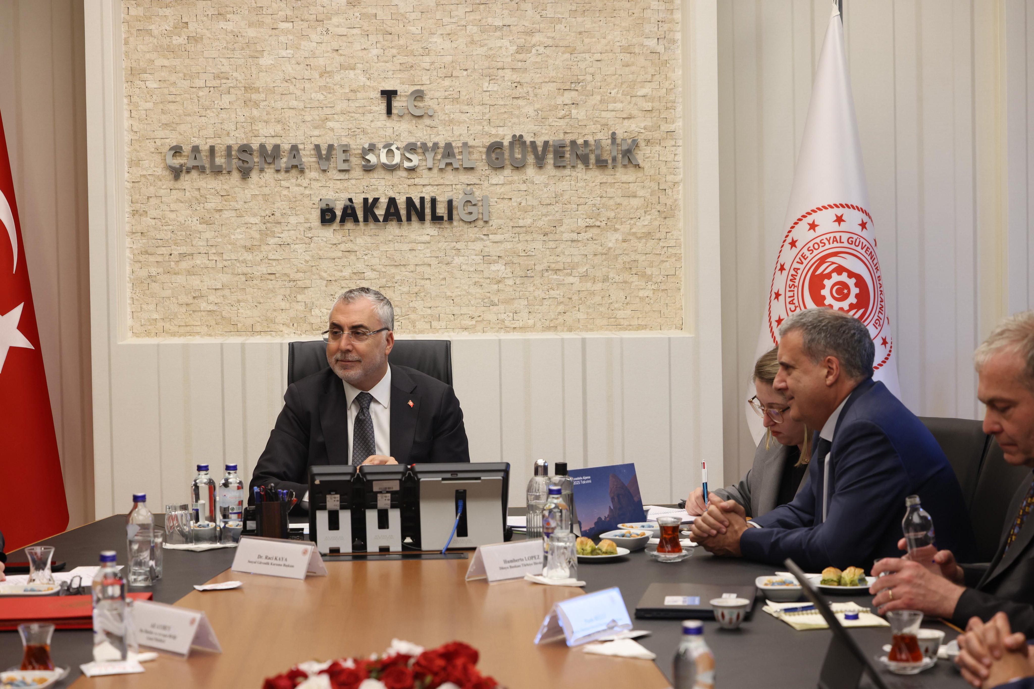 Bakan Vedat Işıkhan Dünya Bankası Heyeti ile Görüşme