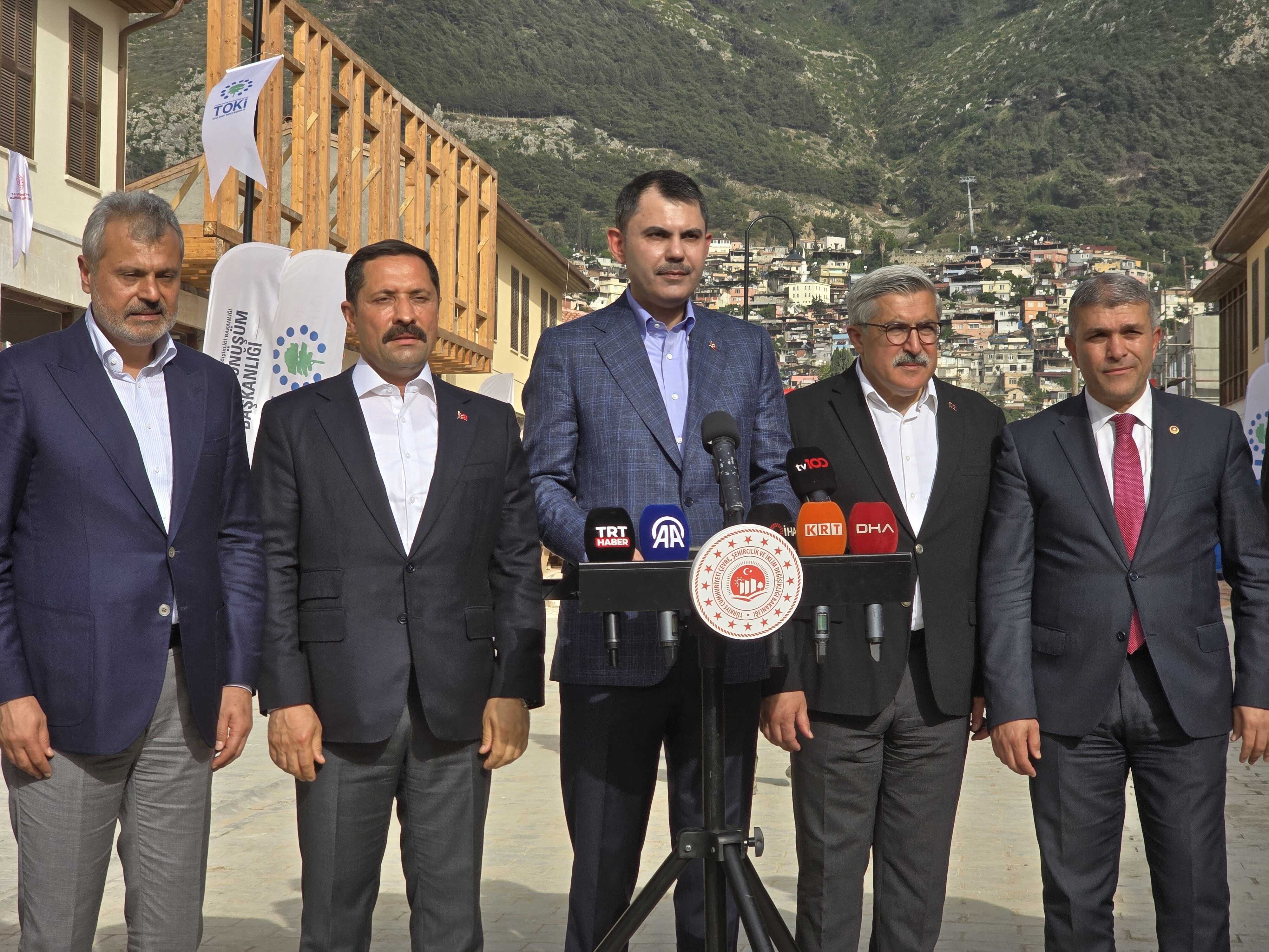 Deprem bölgesindeki konut teslim töreni