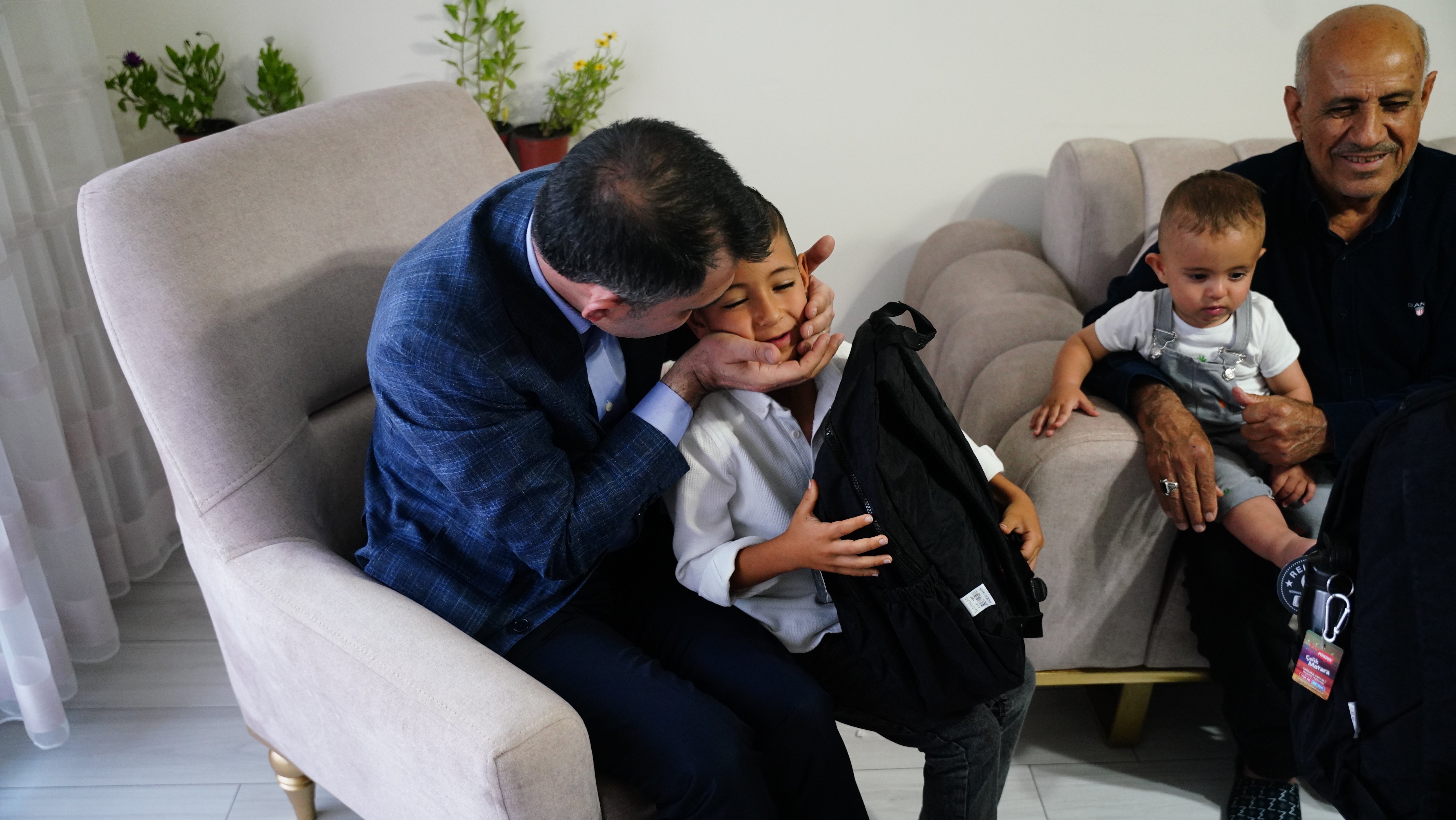 Bakan Murat Kurum depremzede aileyle