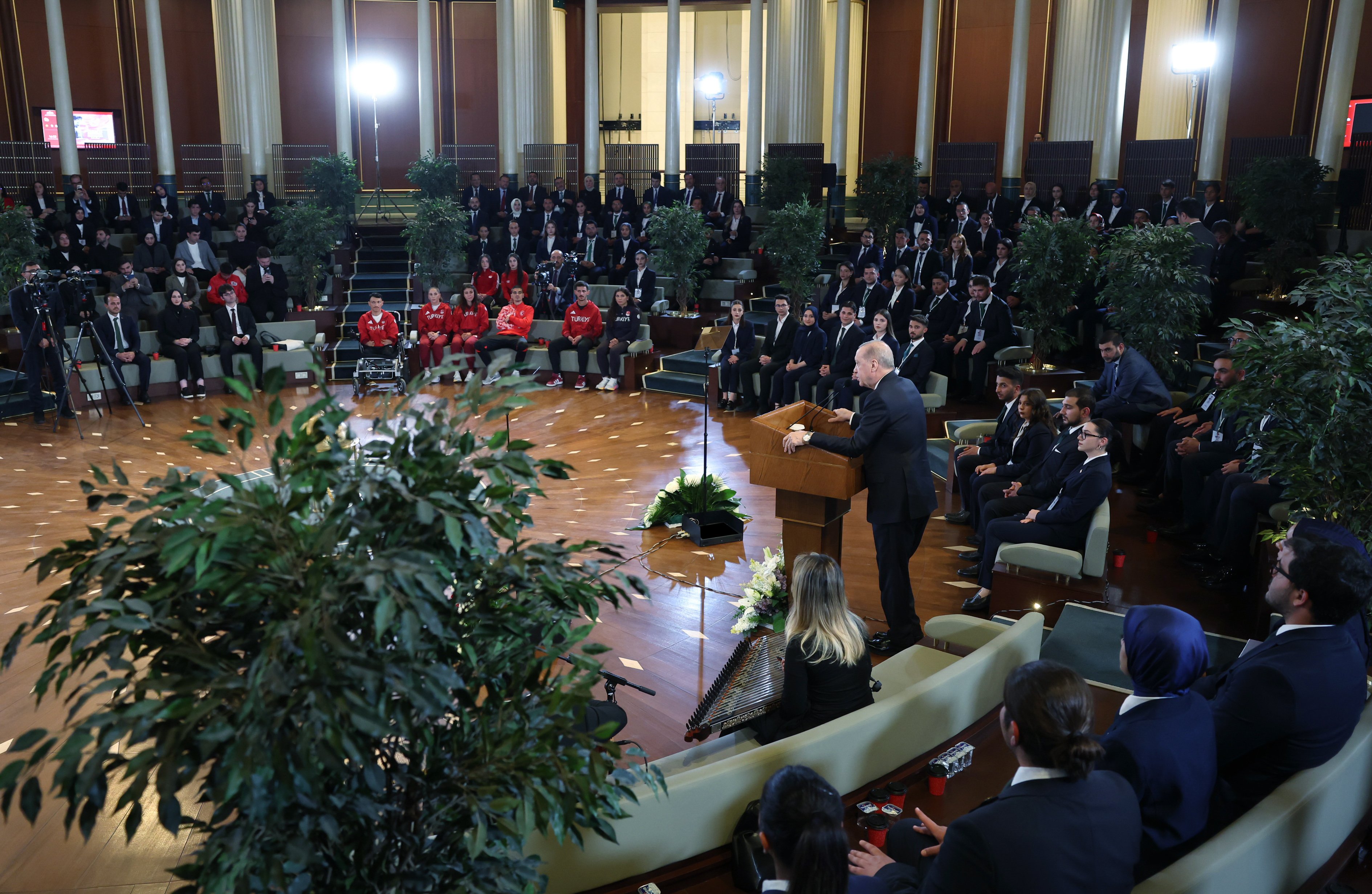 Cumhurbaşkanı Erdoğan gençlerle sohbet ediyor