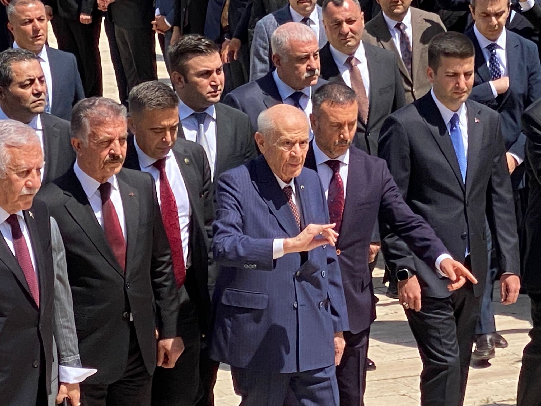 Devlet Bahçeli anıta karanfil bırakıyor