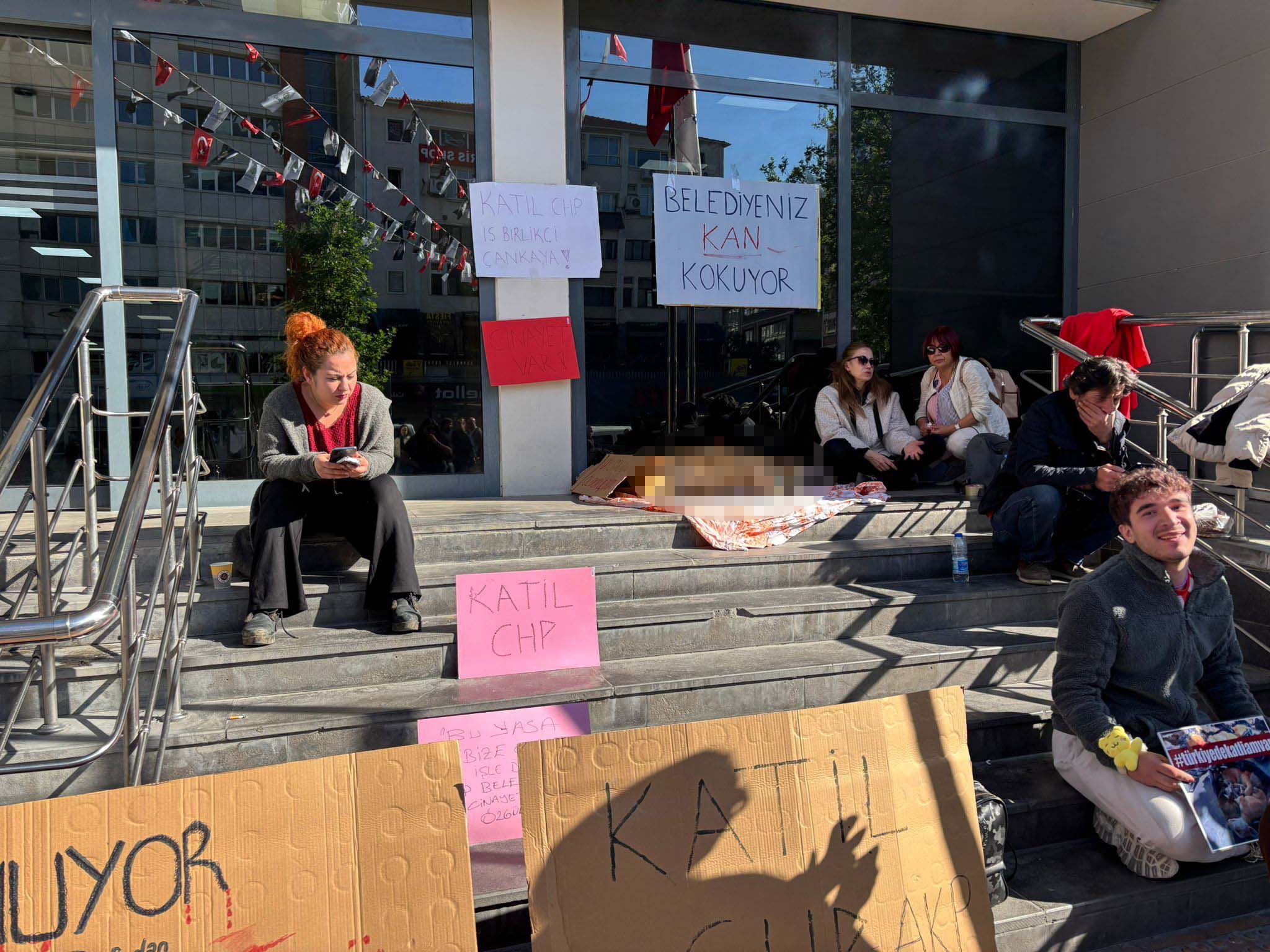 Çankaya Belediyesi önünde hayvanseverlerin protestosu