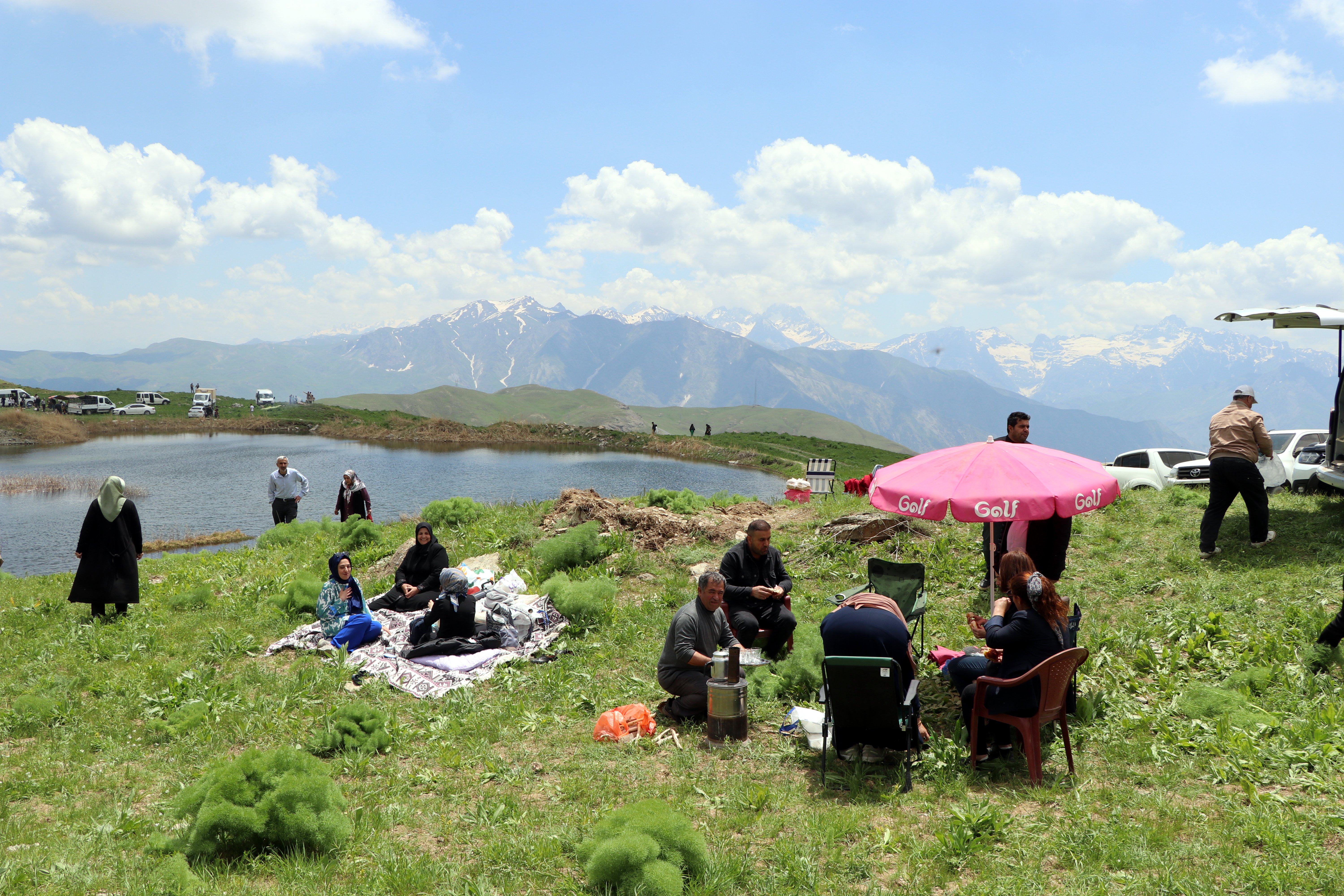 Hakkari Mencel Yaylası festivali katılımcıları
