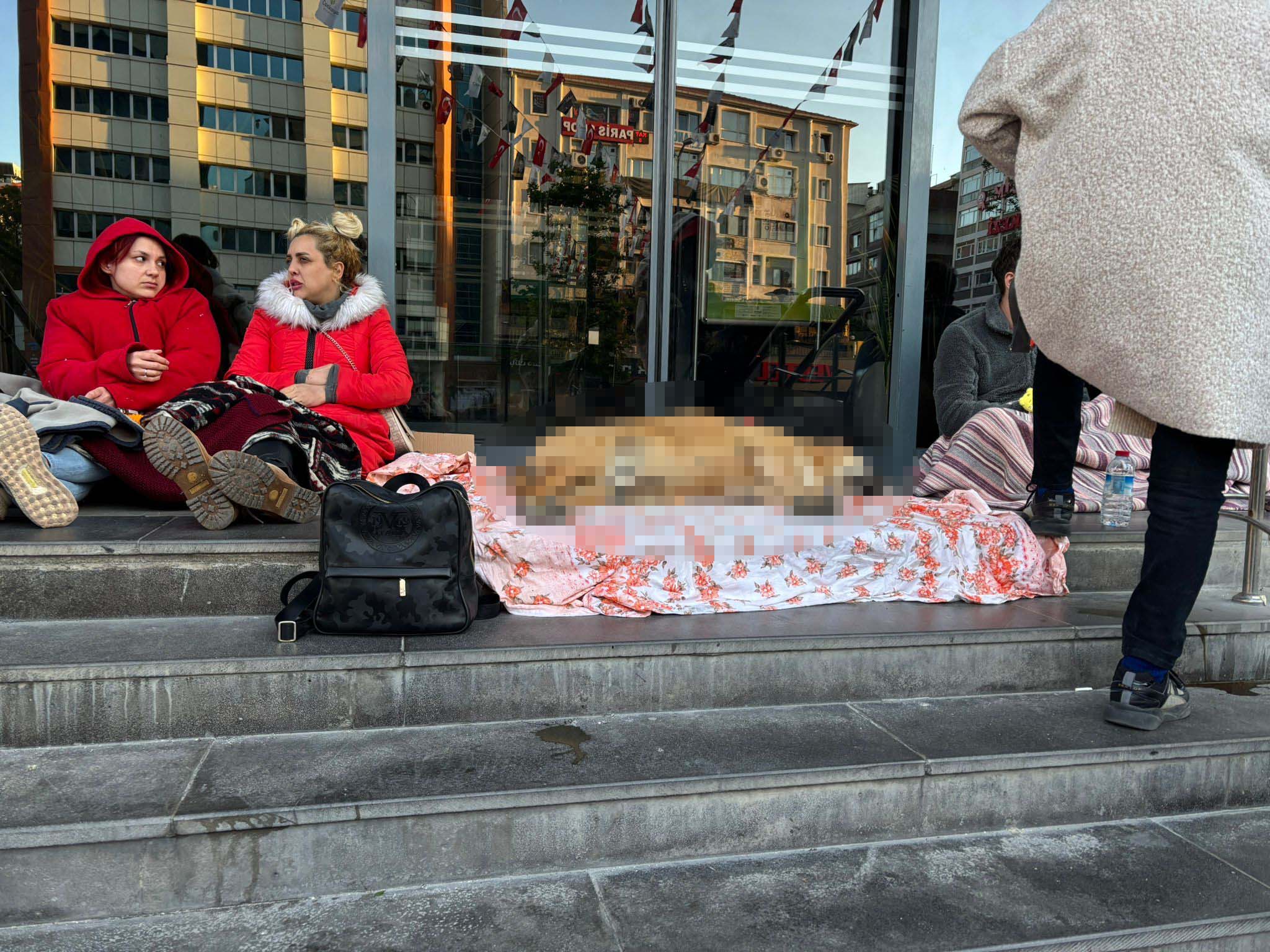 Ölü köpekle protesto