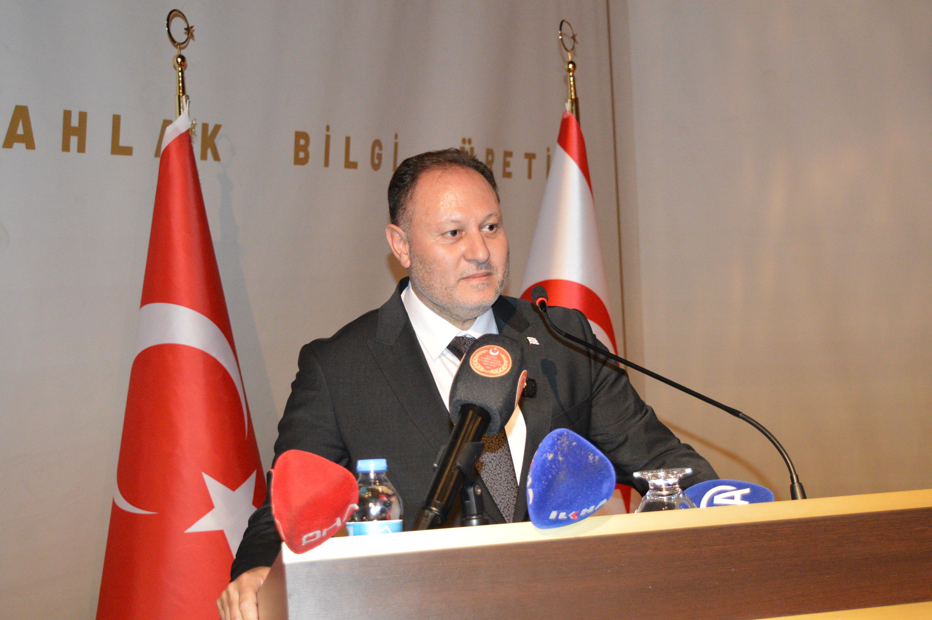 KKTC Meclis Başkanı Ziya Öztürkler konuşma yapıyor