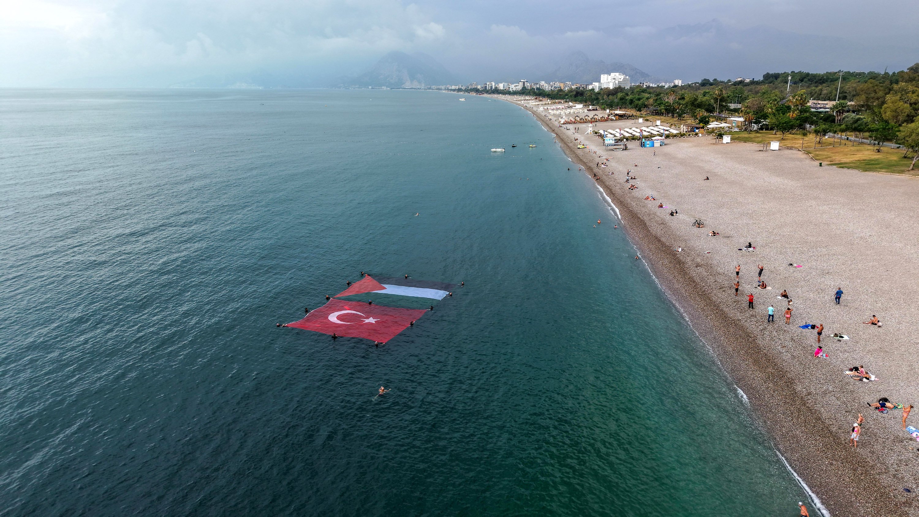 İHH Antalya Şubesi Denizde Bayrak Açtı