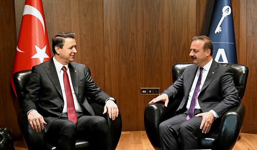 Yavuz Ağıralioğlu konuşma yapıyor