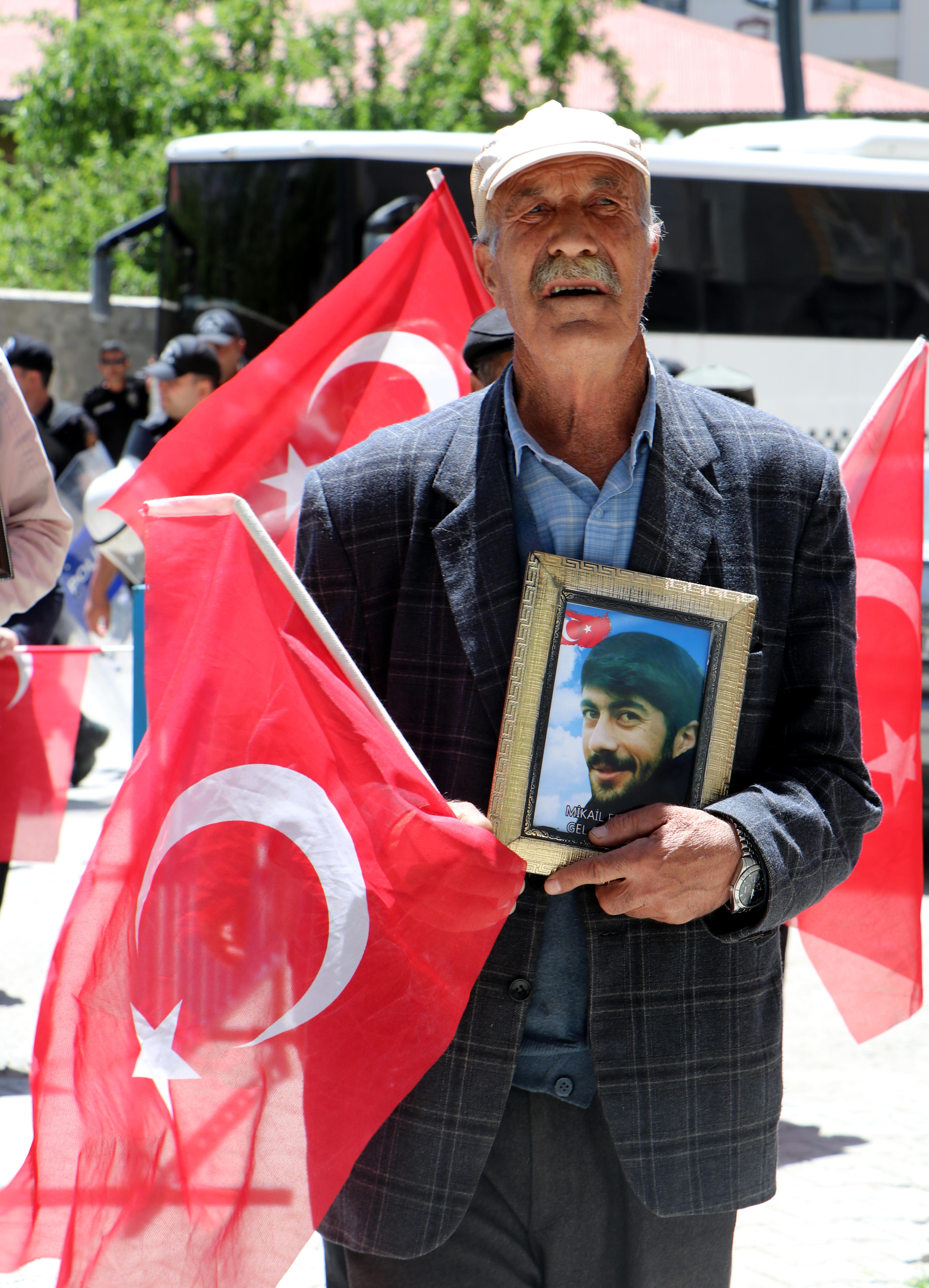 DEM Parti önünde toplanan aileler