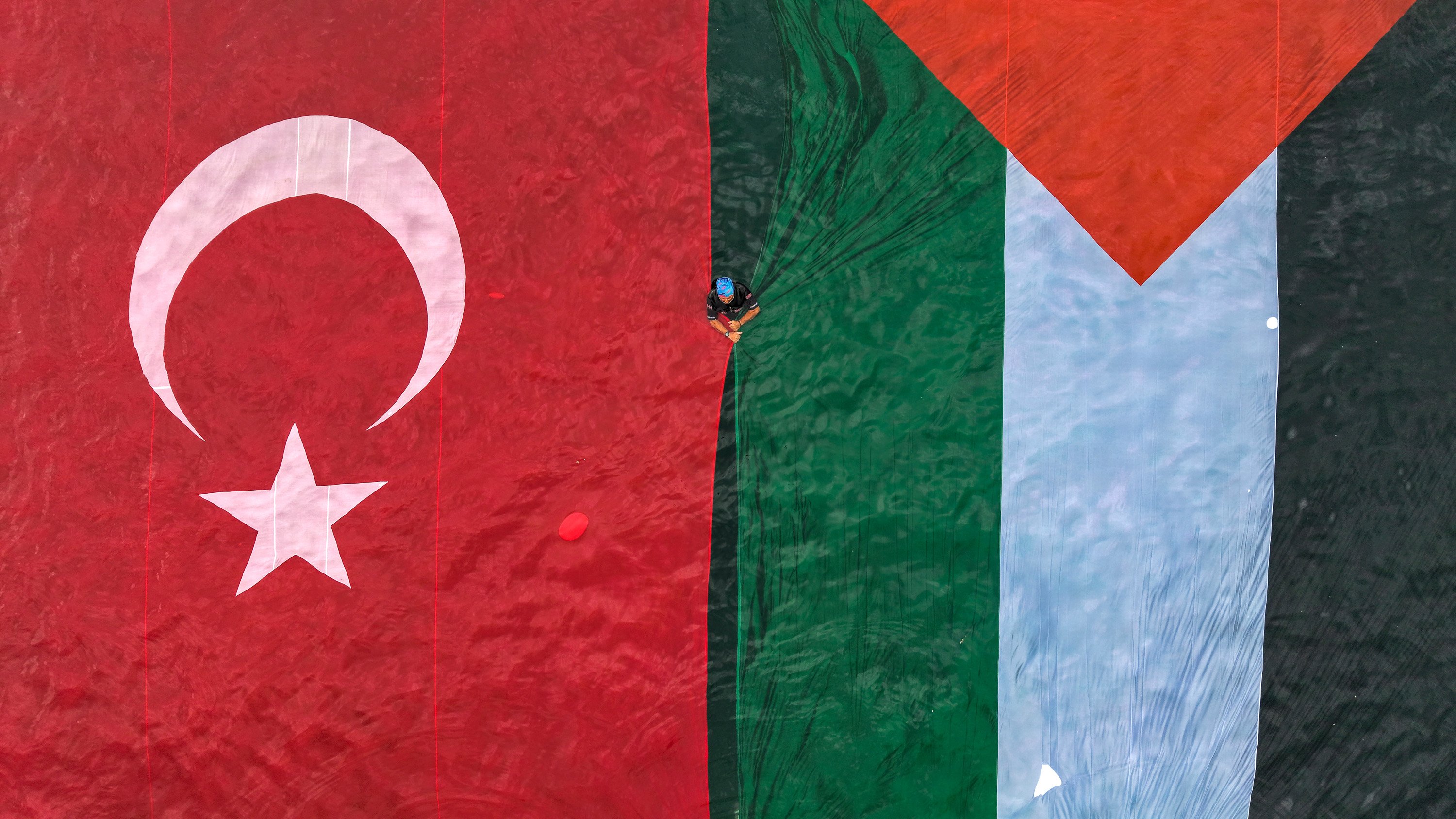 Denizde Türk ve Filistin Bayrakları