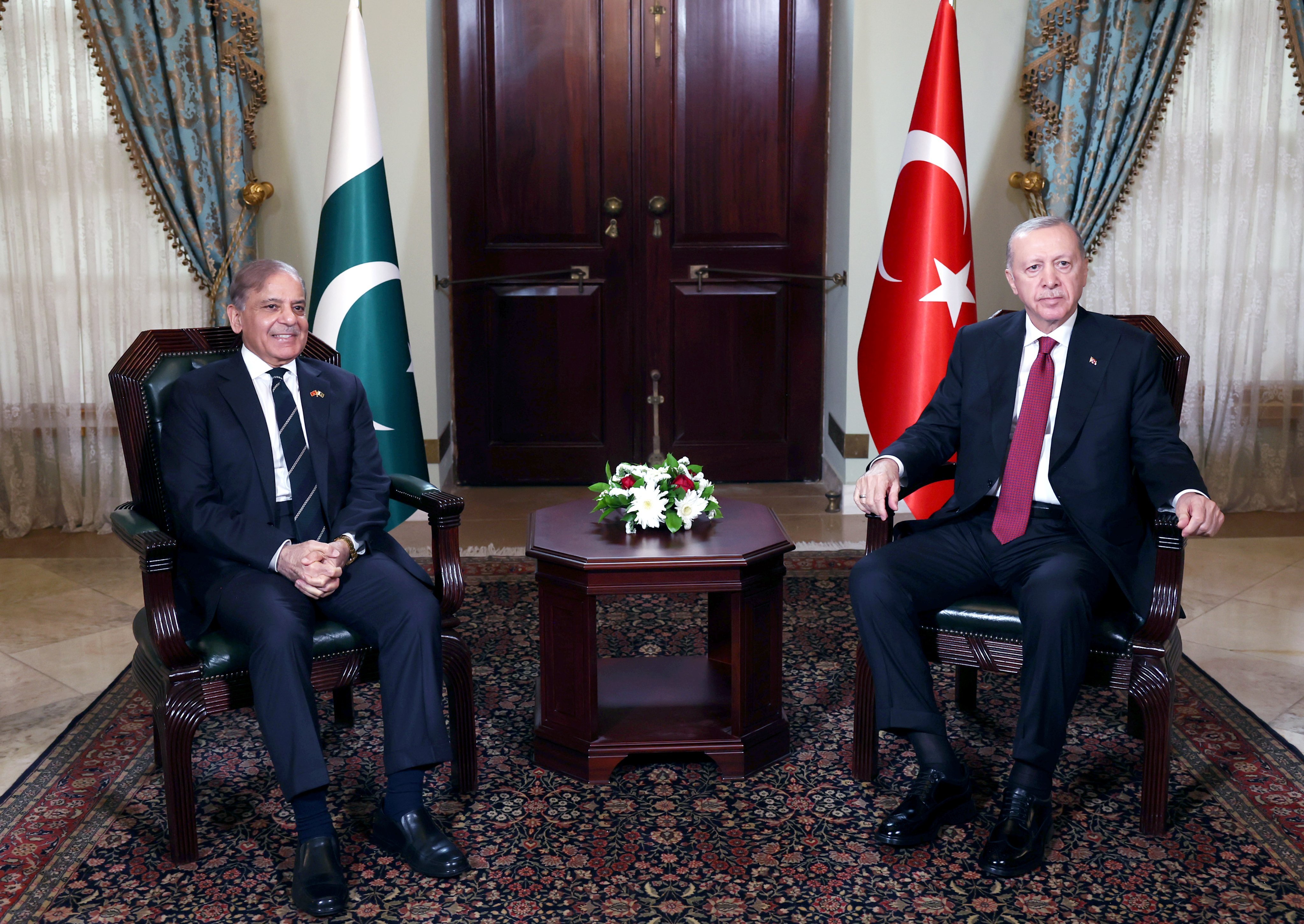 Pakistan Başbakanı Şahbaz Şerif ve Cumhurbaşkanı Recep Tayyip Erdoğan