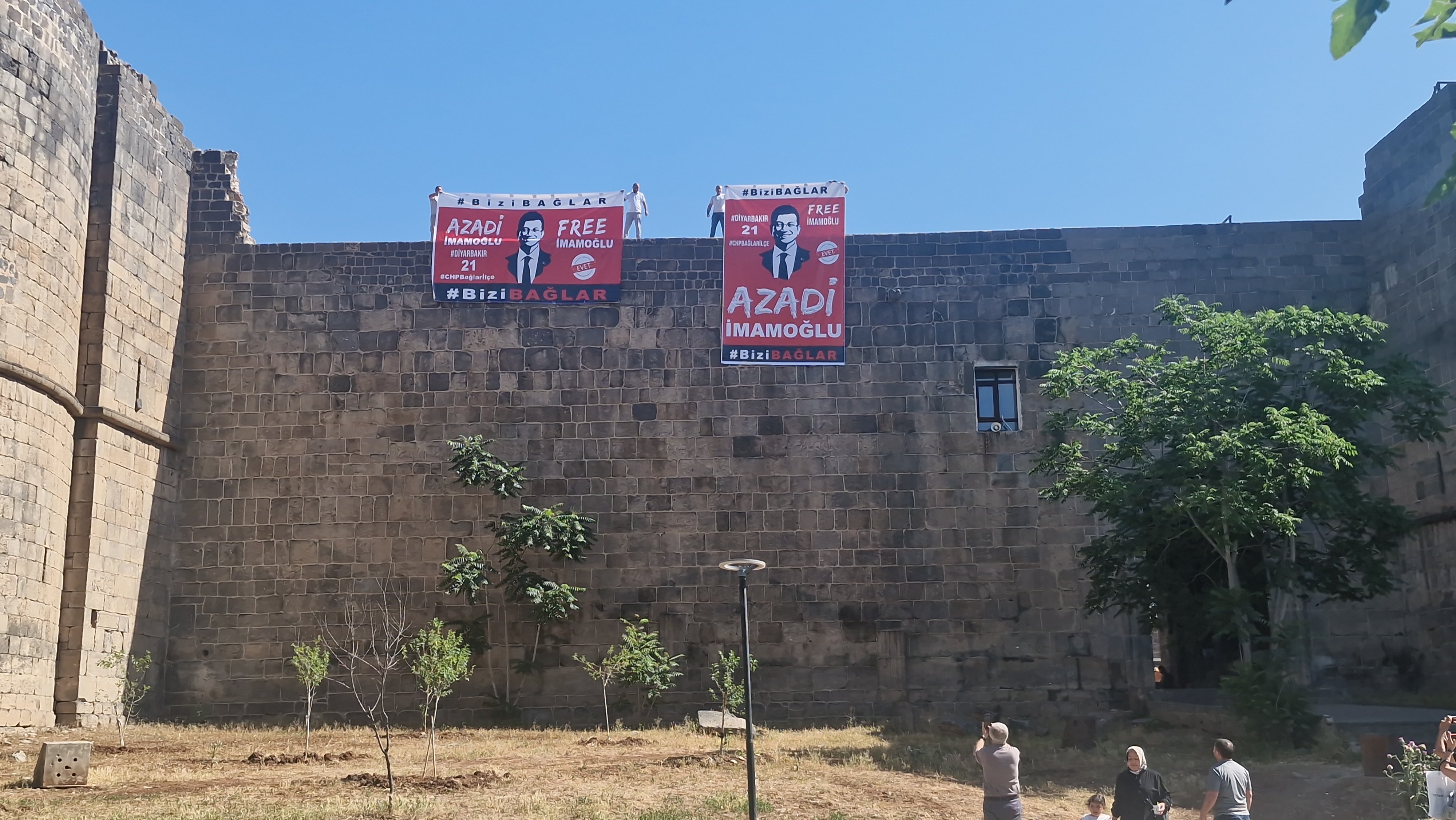 Diyarbakır surlarına asılan İmamoğlu pankartları