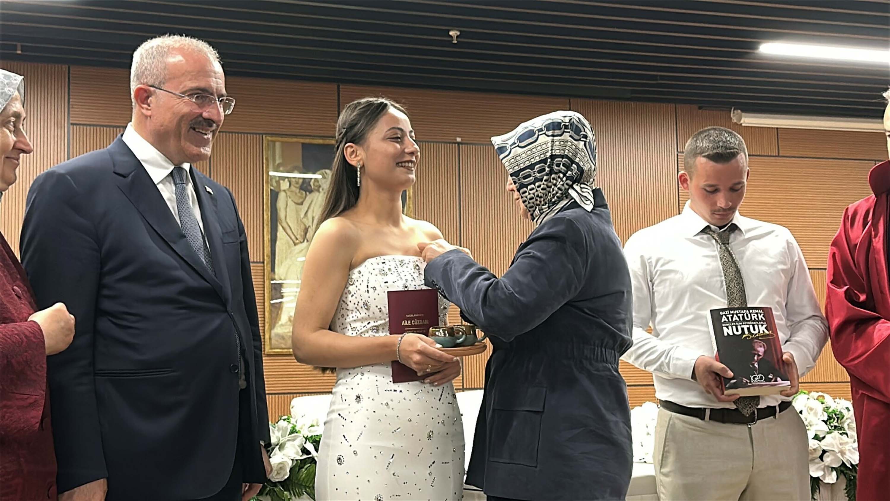 Mutlu çift ve Bakan Yardımcısı Yenigün