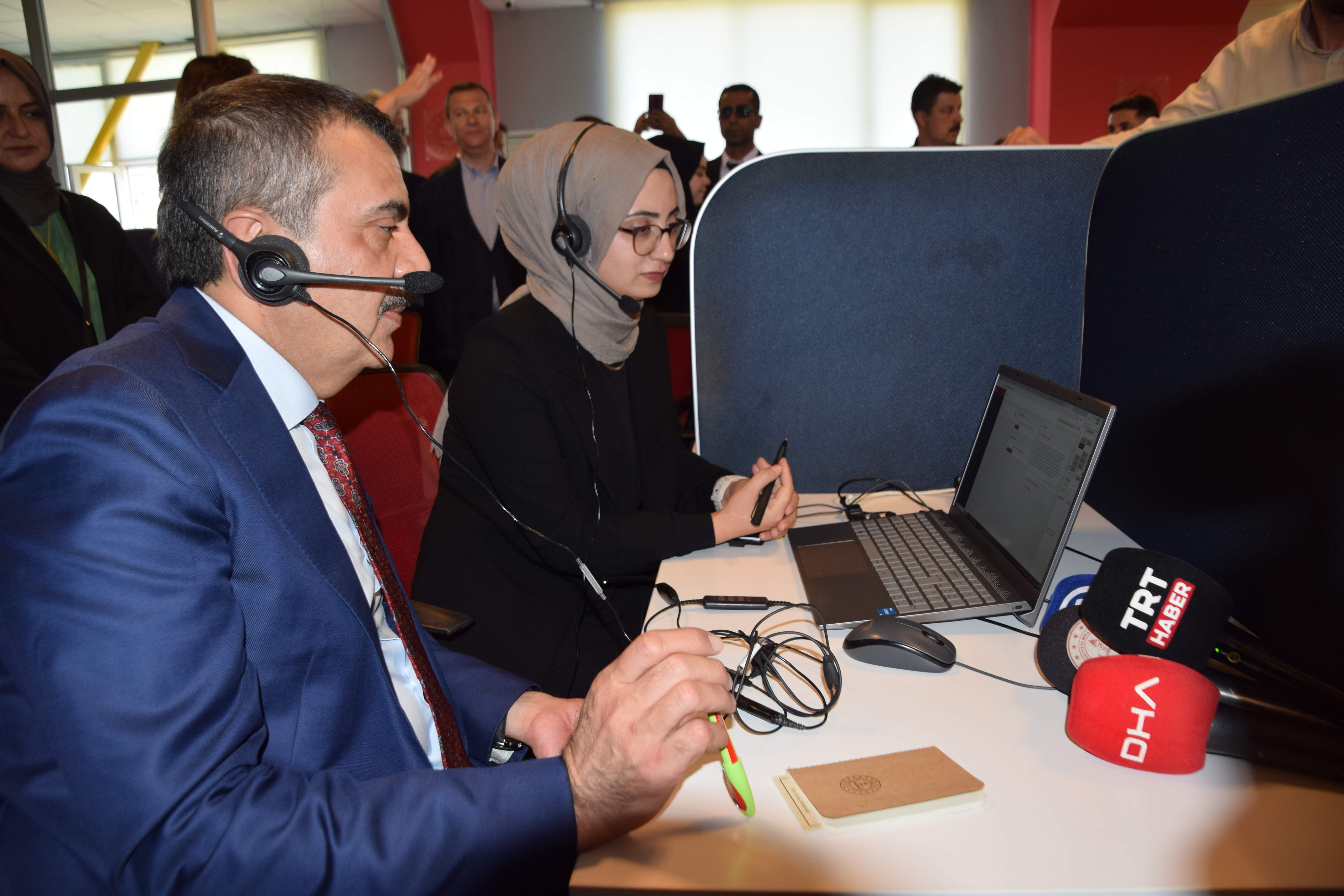 Milli Eğitim Bakanı Yusuf Tekin çağrı merkezinde