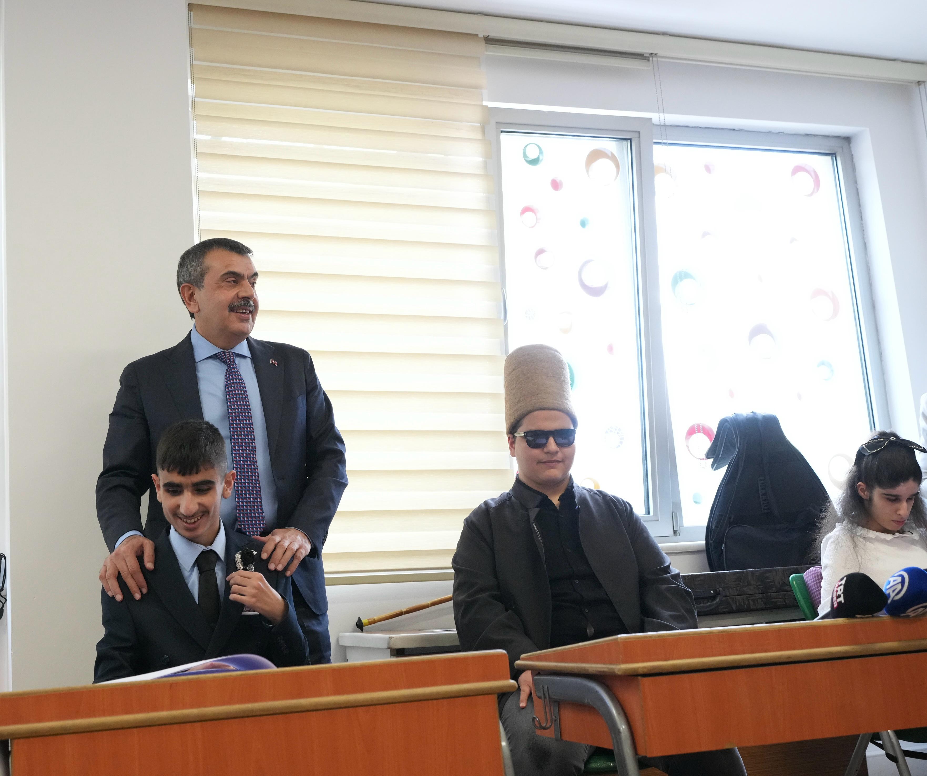 Bakan Göktaş, öğrencilerle sohbet ediyor