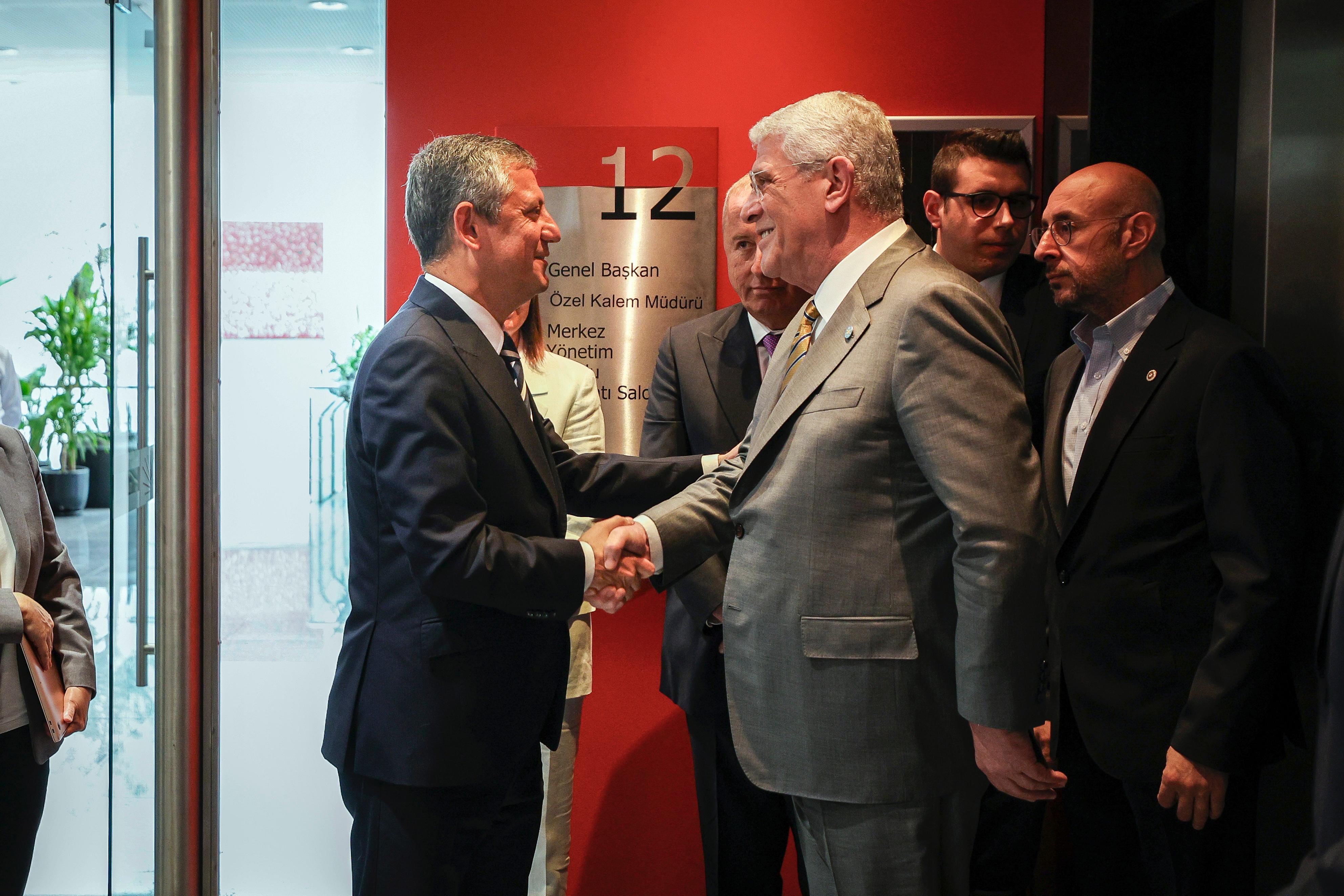 Müsavat Dervişoğlu ve Özgür Özel
