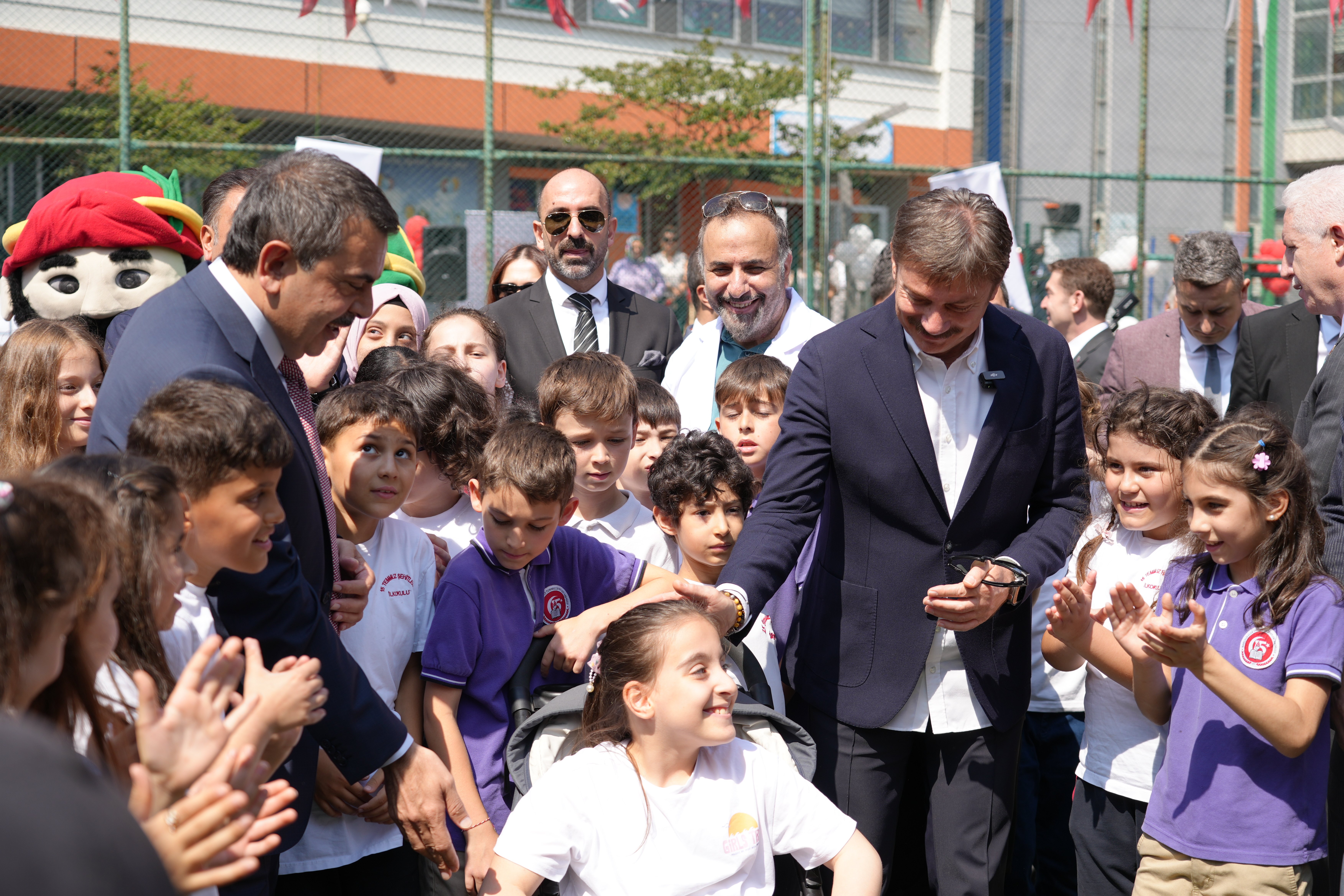 Bahçelievler Belediye Başkanı Hakan Bahadır konuşma yapıyor