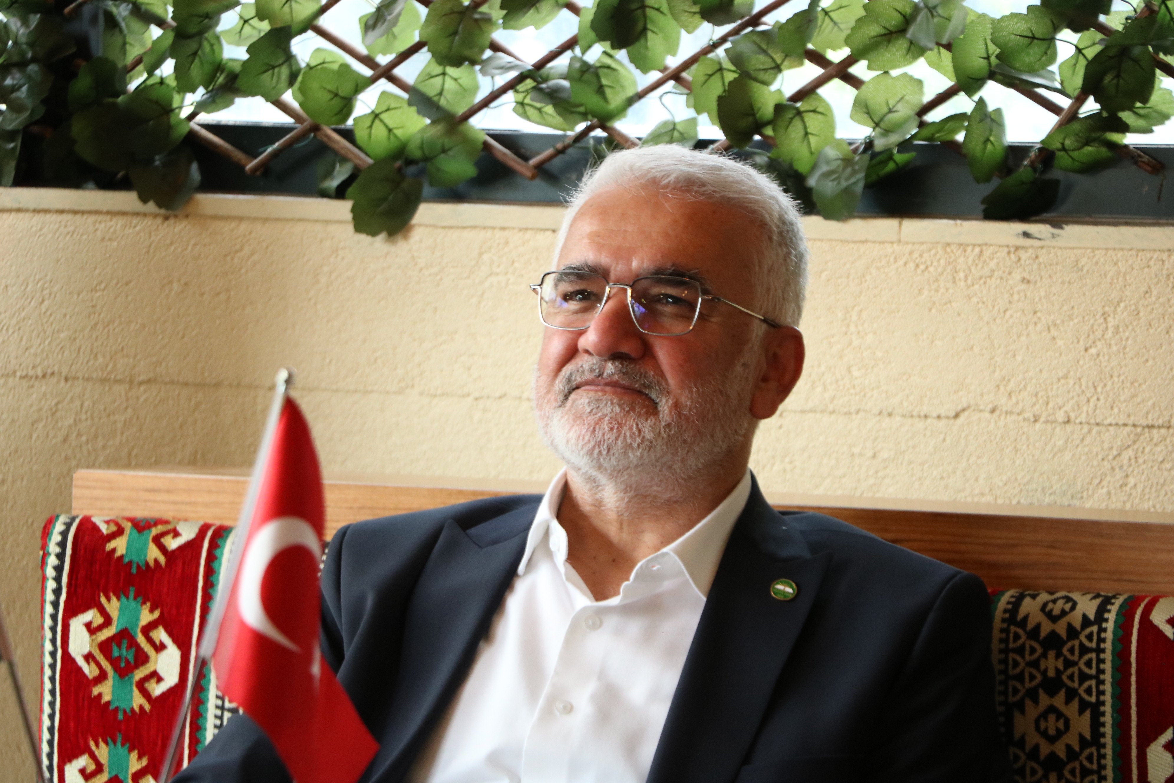 Zekeriya Yapıcıoğlu konuşma yaparken