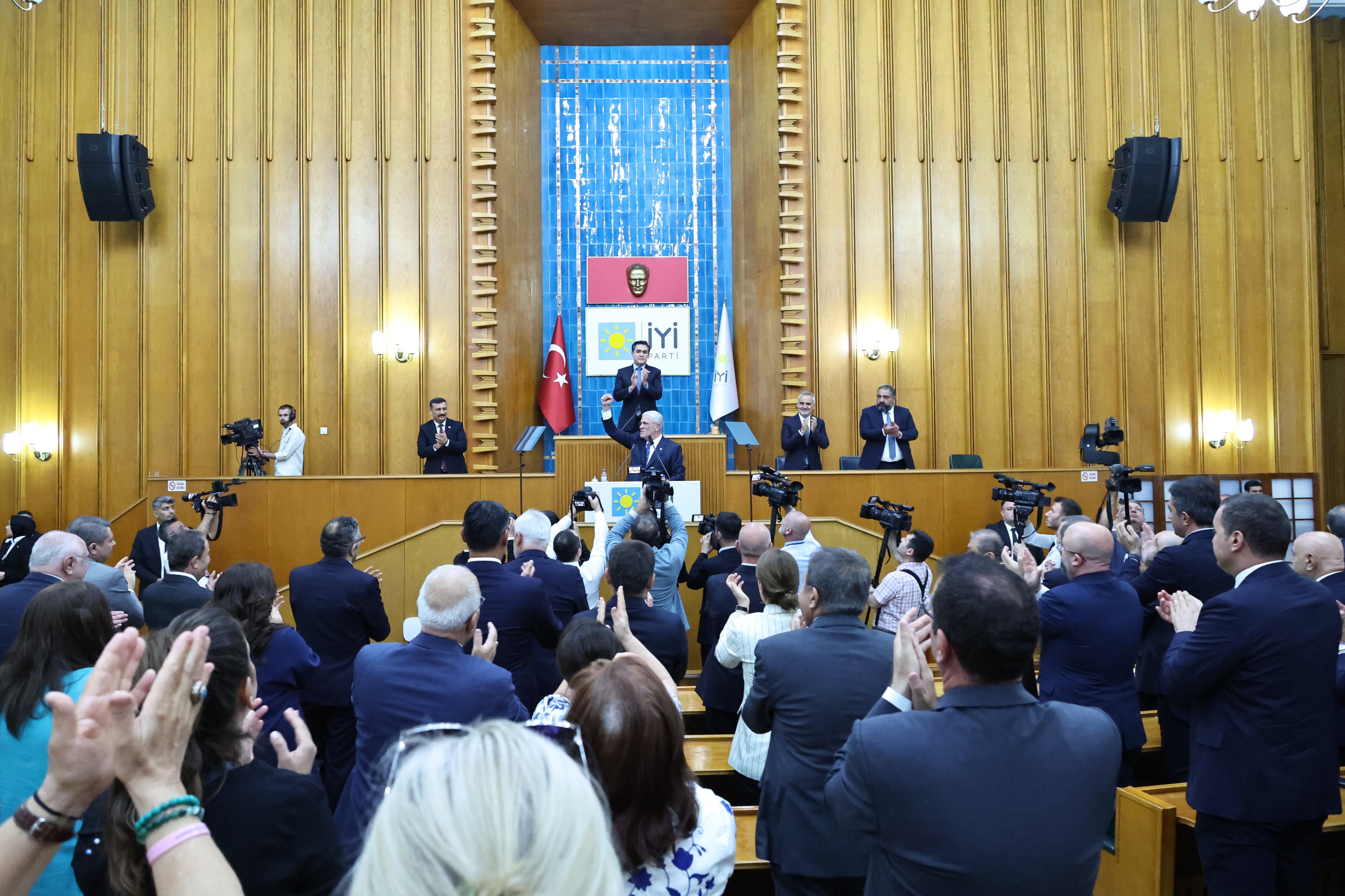 Müsavat Dervişoğlu grup toplantısında