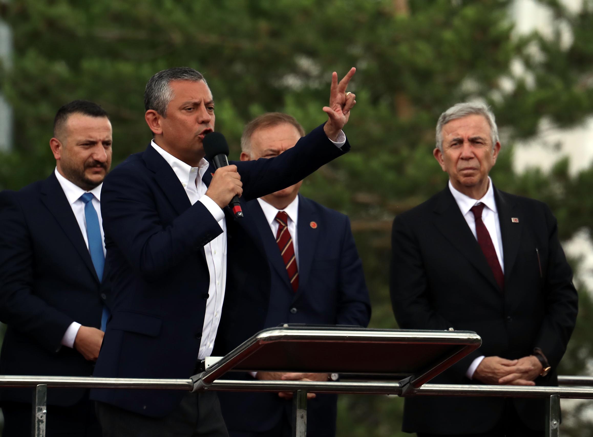 Özgür Özel Konuşma Yaparken