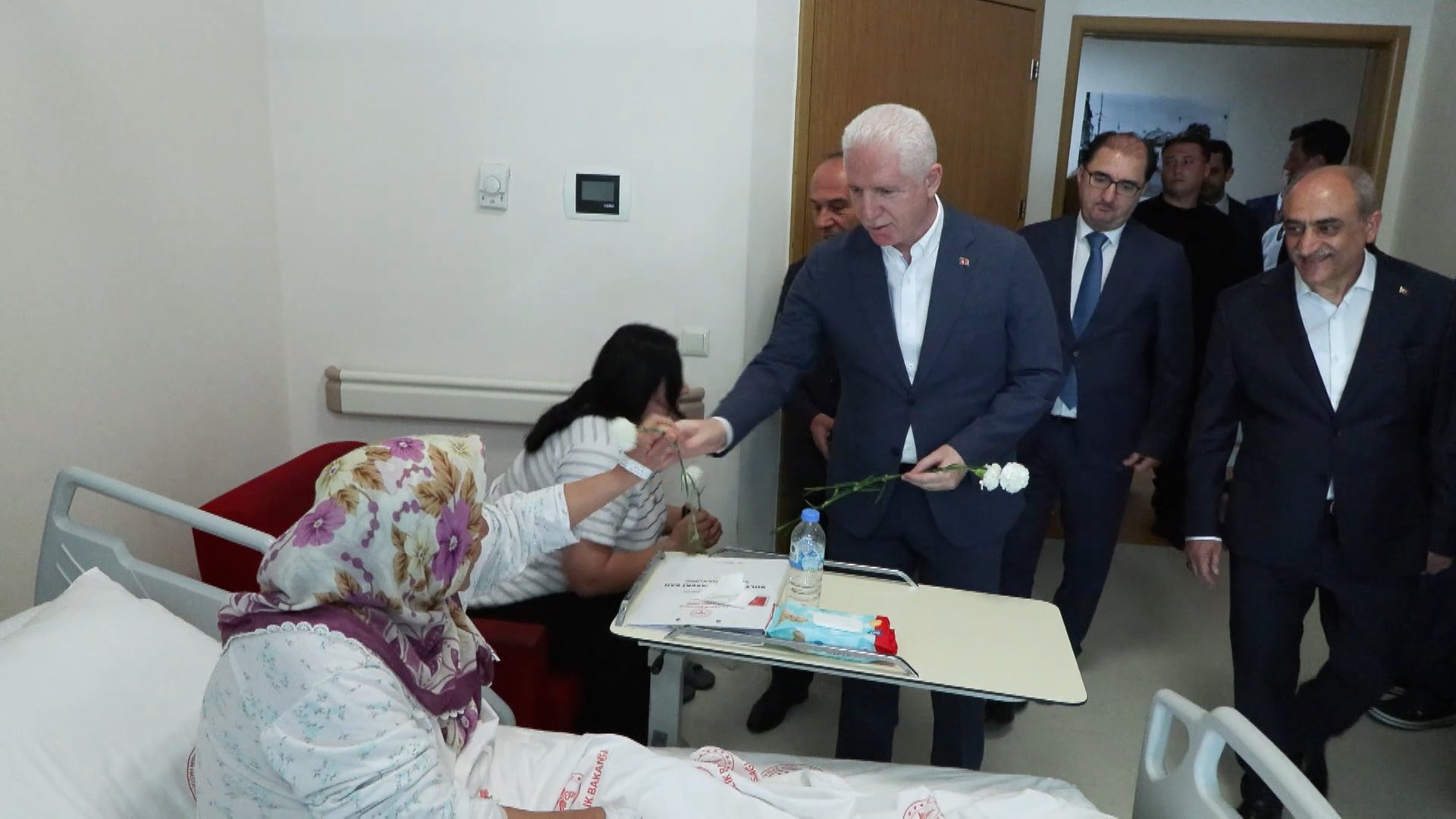 Vali Gül Hastalarla Sohbet Ediyor