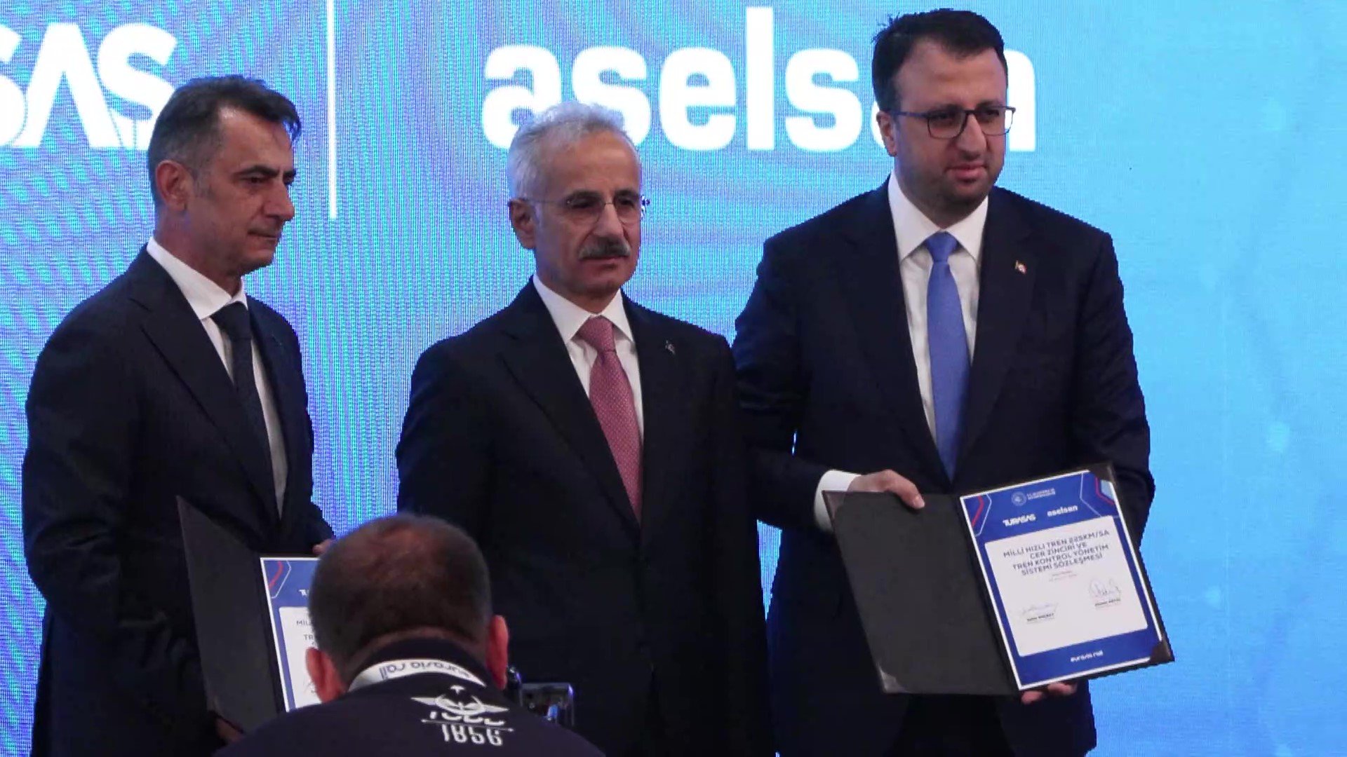 Bakan Uraloğlu fuar stantlarını geziyor
