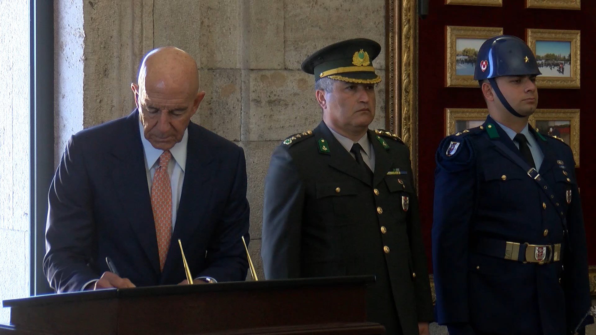 ABD Büyükelçisi Tom Barrack Anıtkabir defteri